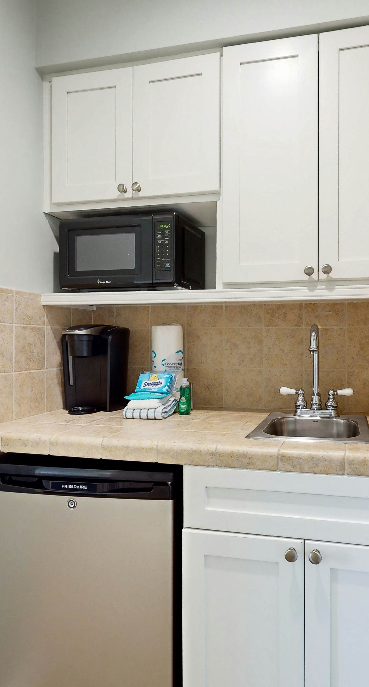 Chic Luau suite by the beach w/ epic amenities - pool, golf & marina