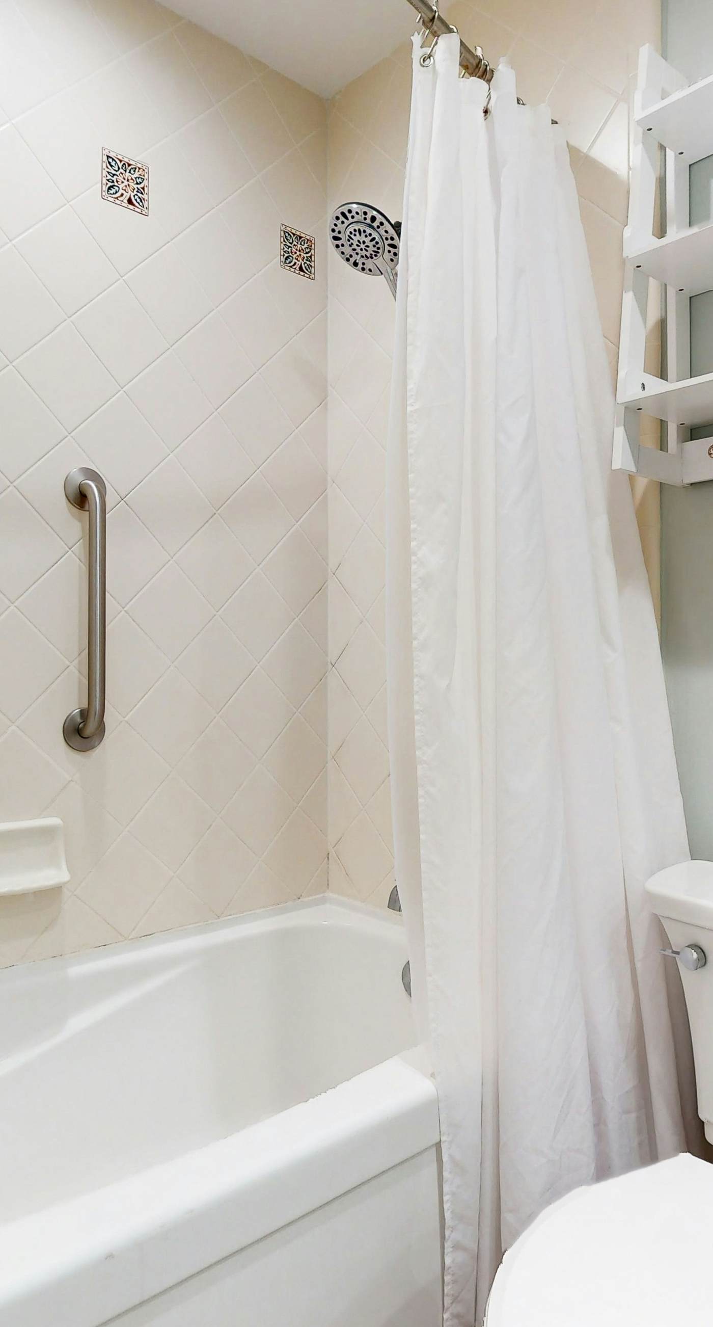 Chic Luau suite by the beach w/ epic amenities - pool, golf & marina