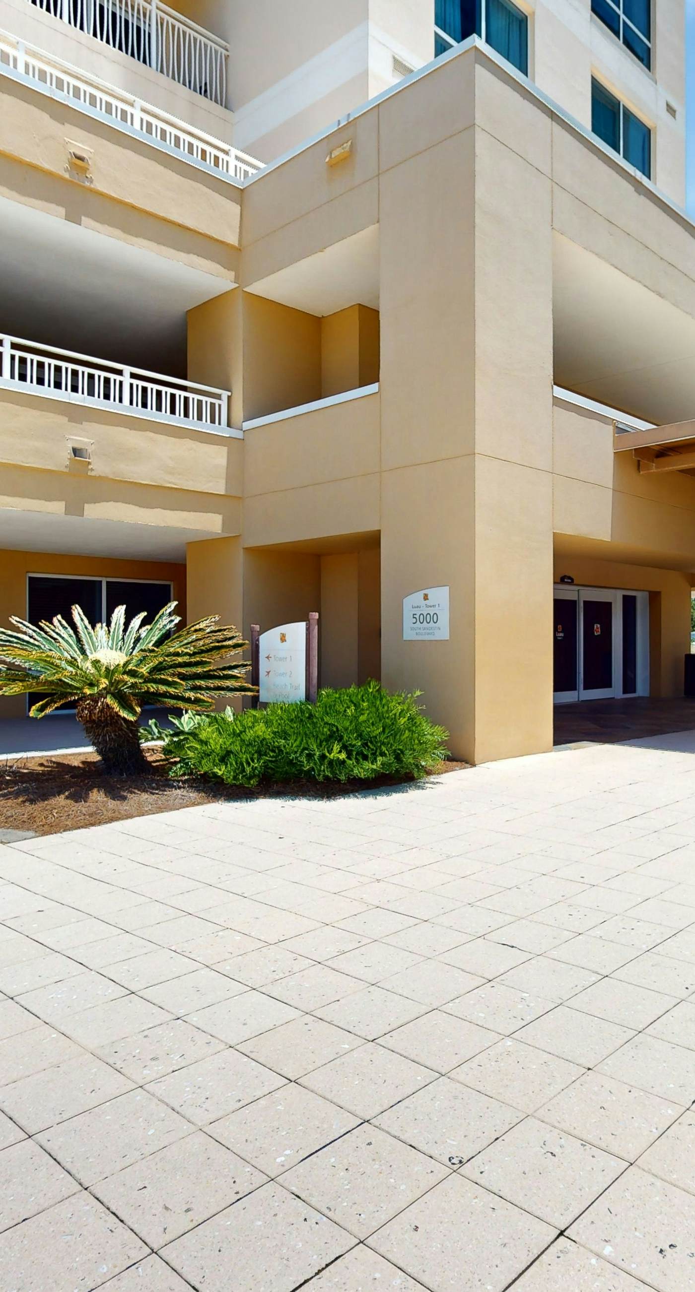 Chic Luau suite by the beach w/ epic amenities - pool, golf & marina