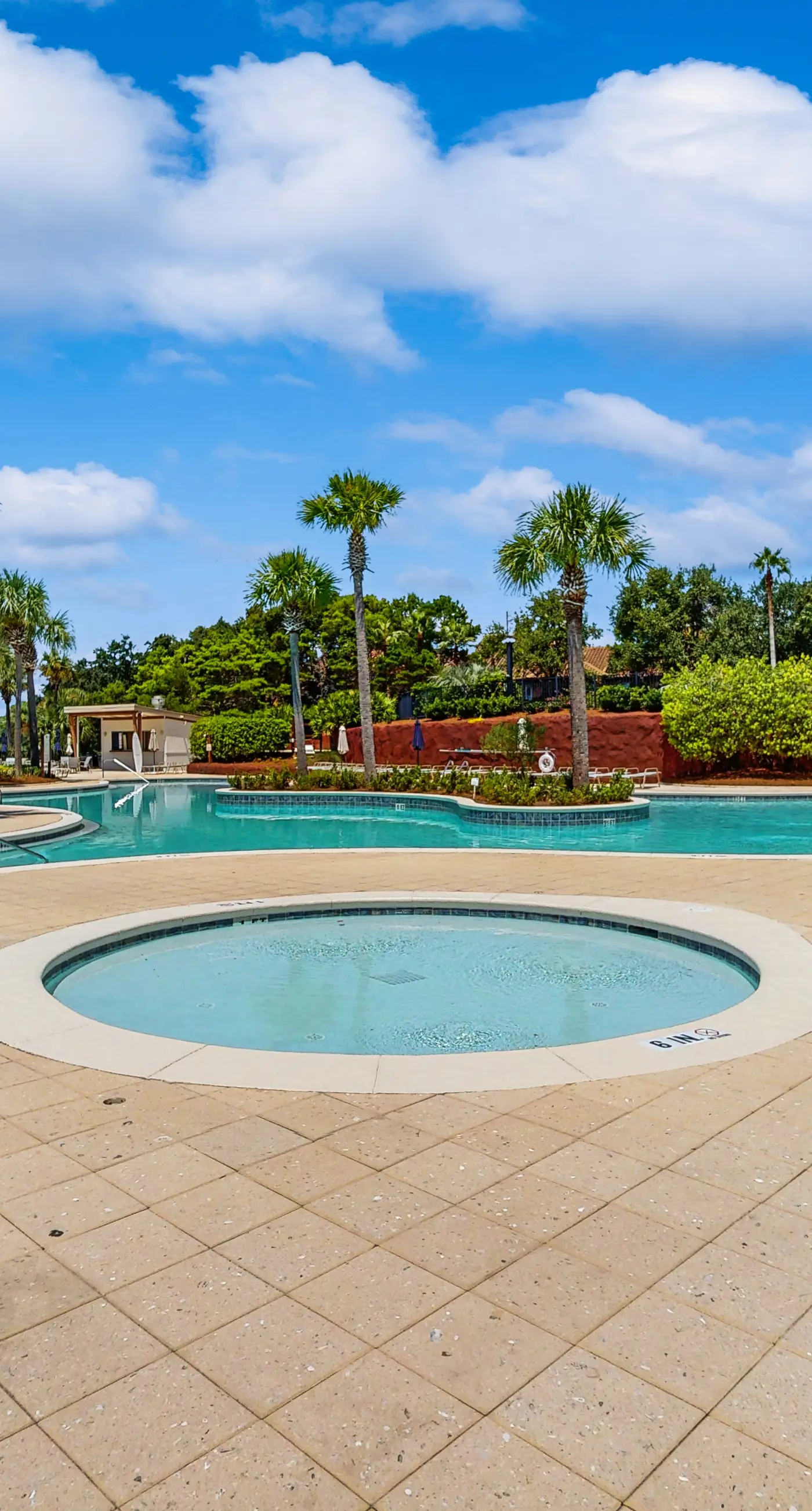 Gorgeous multi unit w full kitchen, shared pool and easy beach access