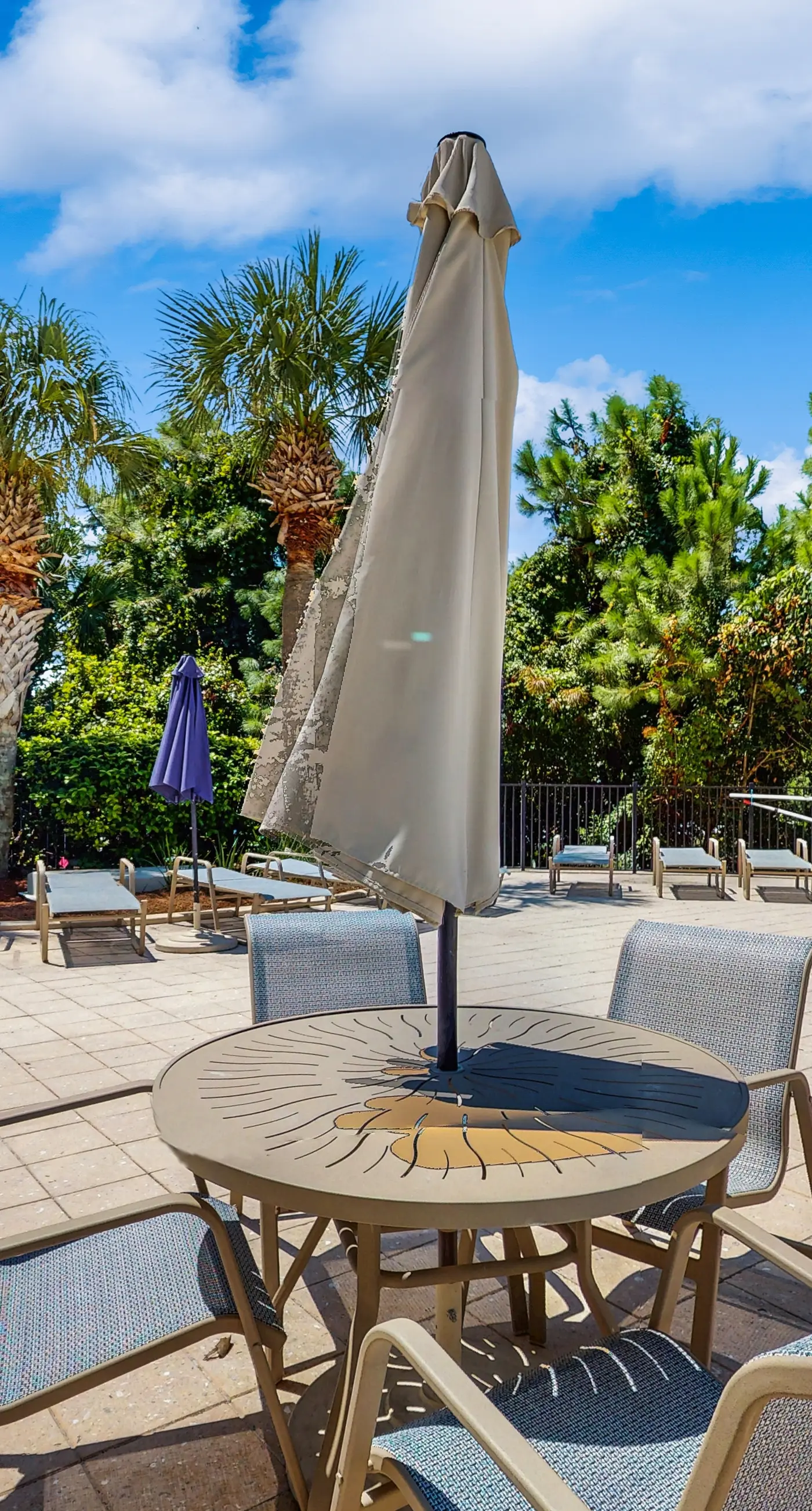 Gorgeous multi unit w full kitchen, shared pool and easy beach access