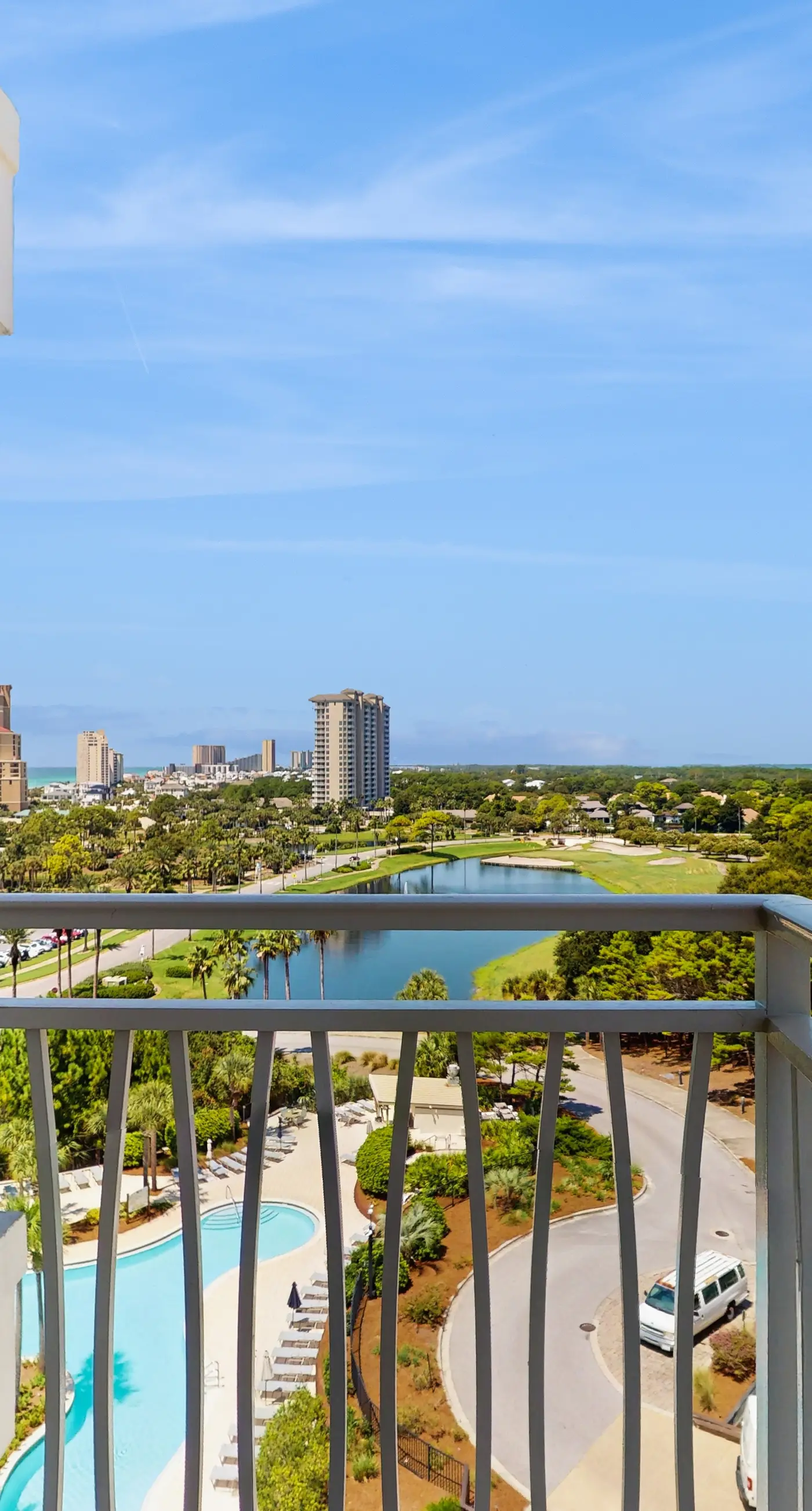 Gorgeous multi unit w full kitchen, shared pool and easy beach access