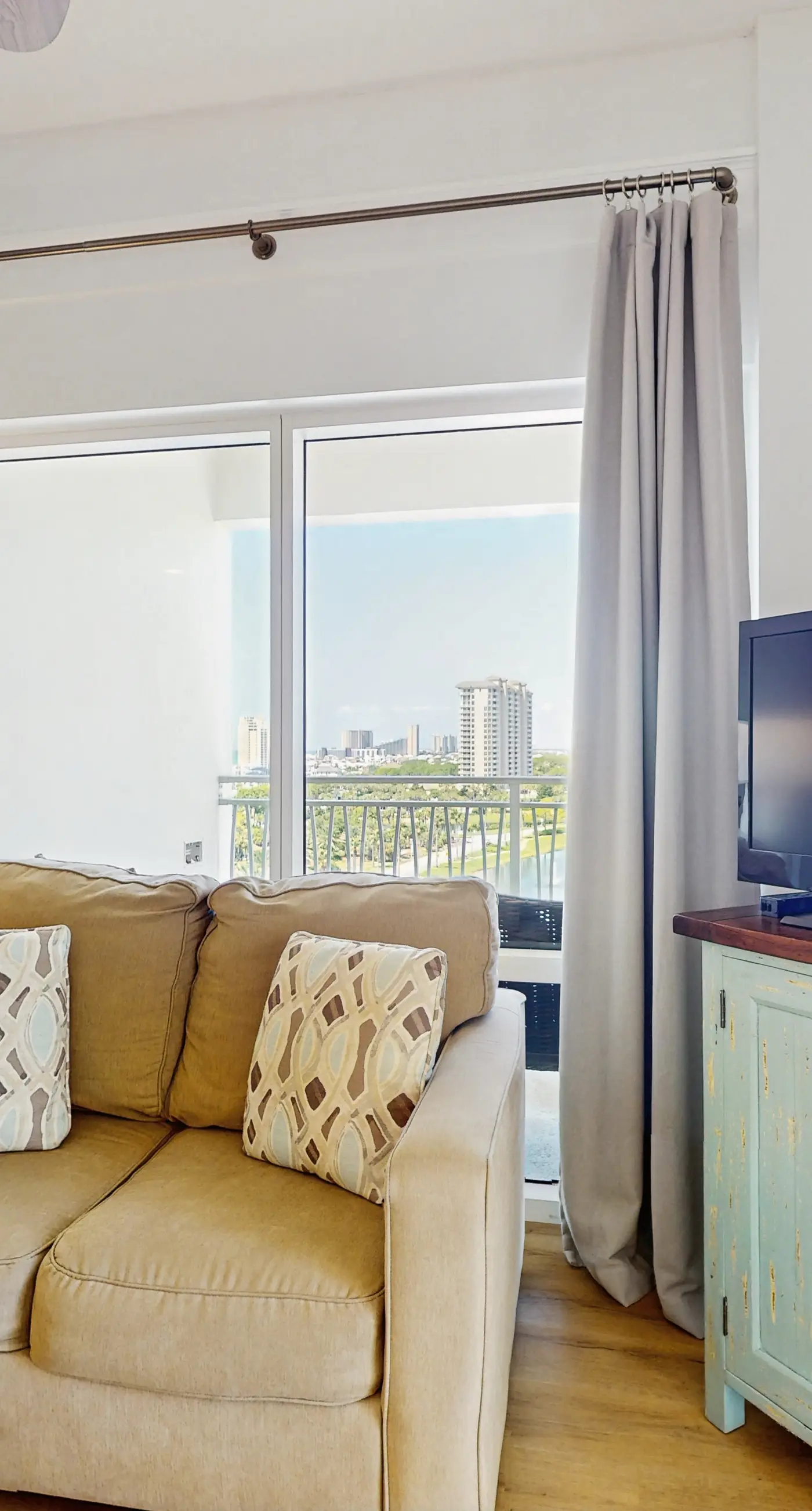 Gorgeous multi unit w full kitchen, shared pool and easy beach access