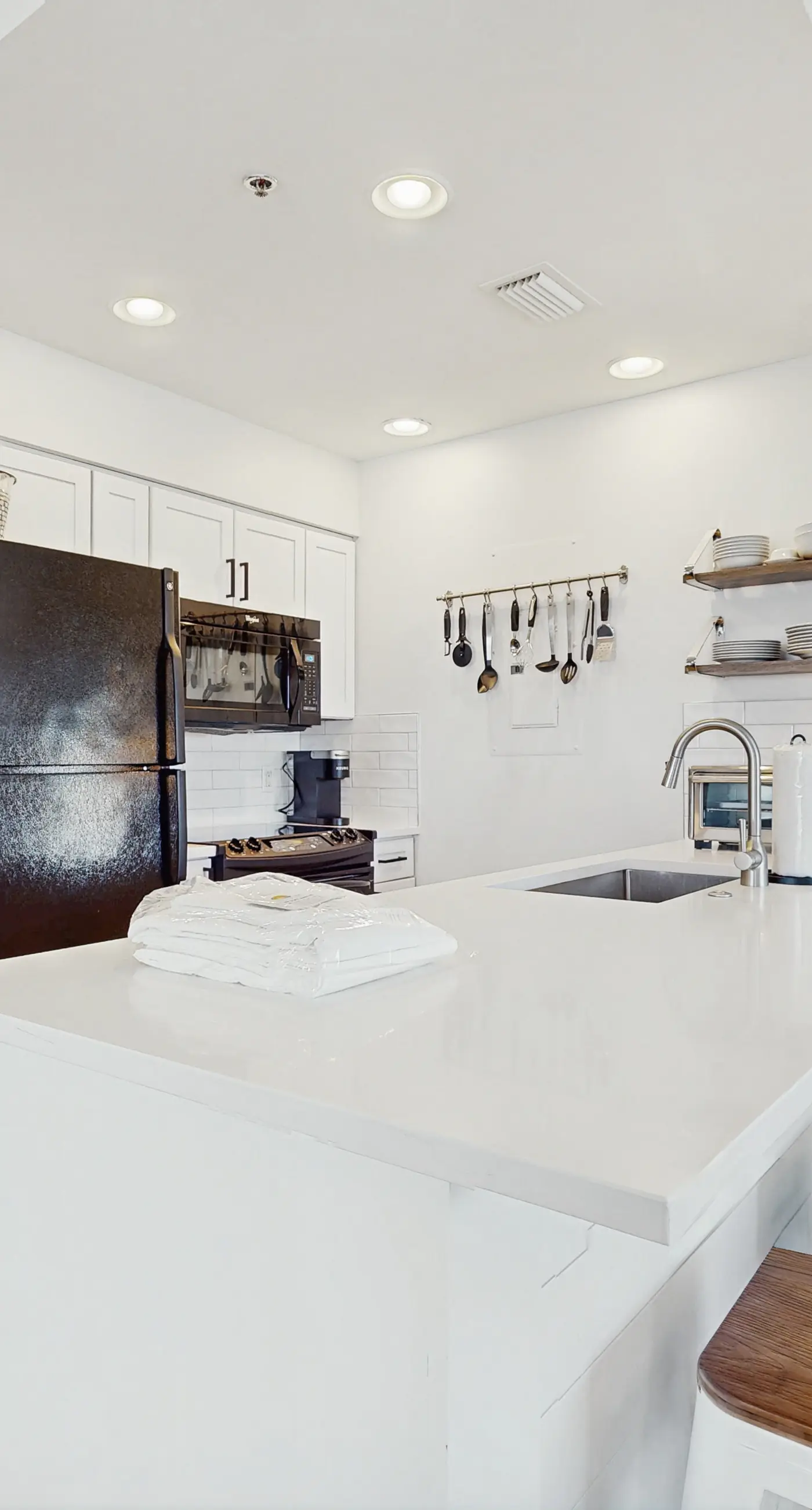 Gorgeous multi unit w full kitchen, shared pool and easy beach access