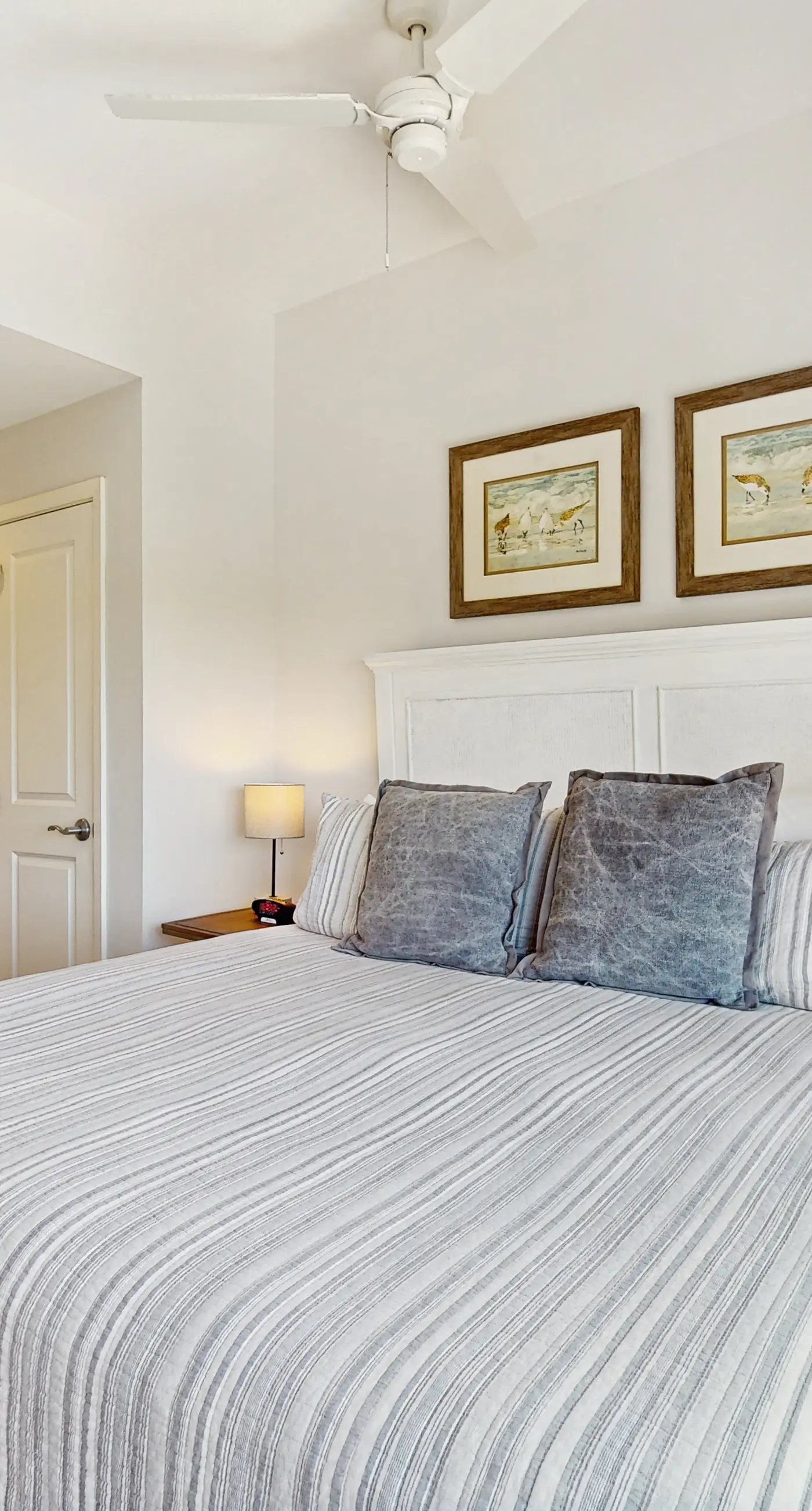 Gorgeous multi unit w full kitchen, shared pool and easy beach access