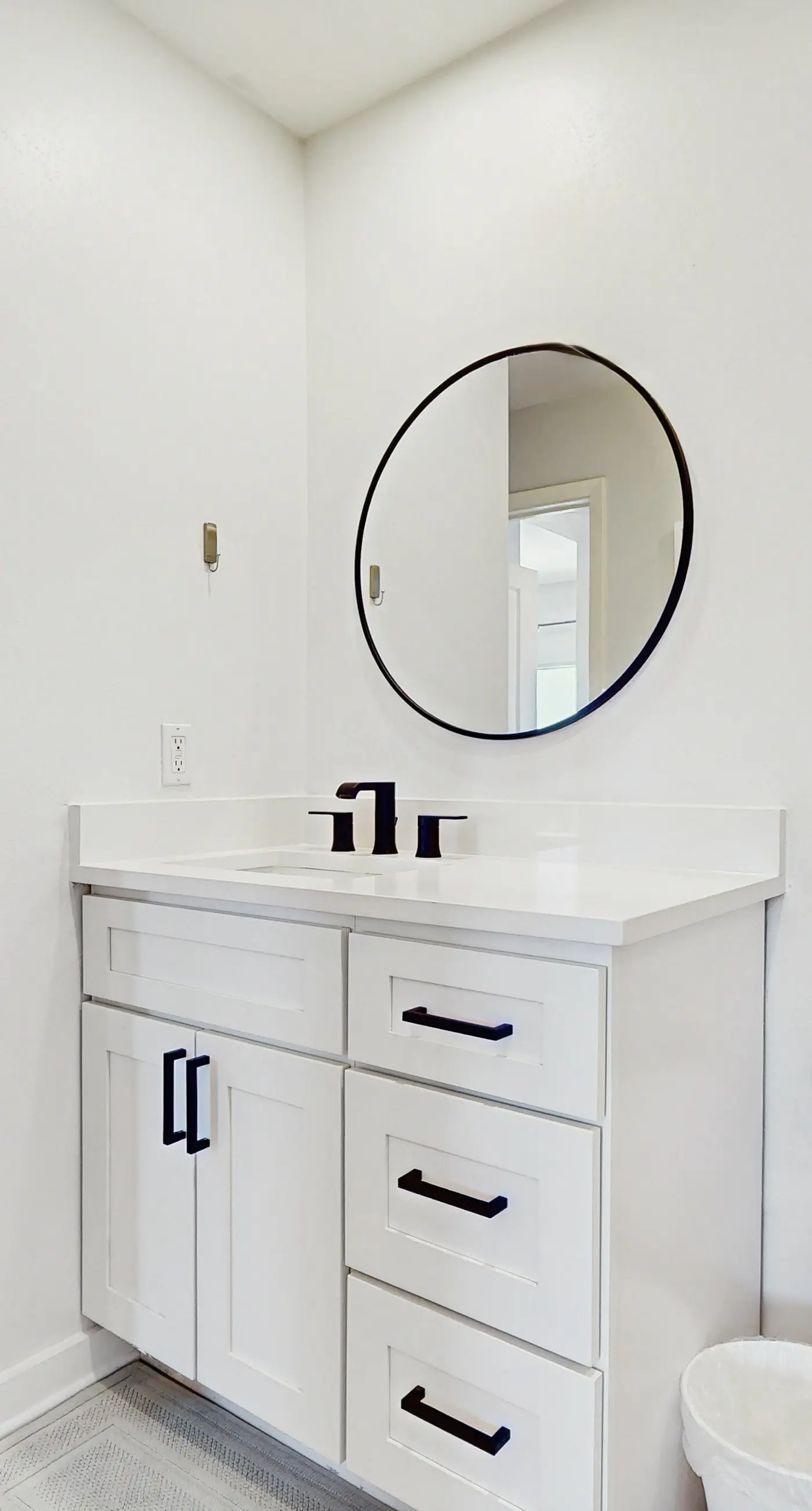 Gorgeous multi unit w full kitchen, shared pool and easy beach access