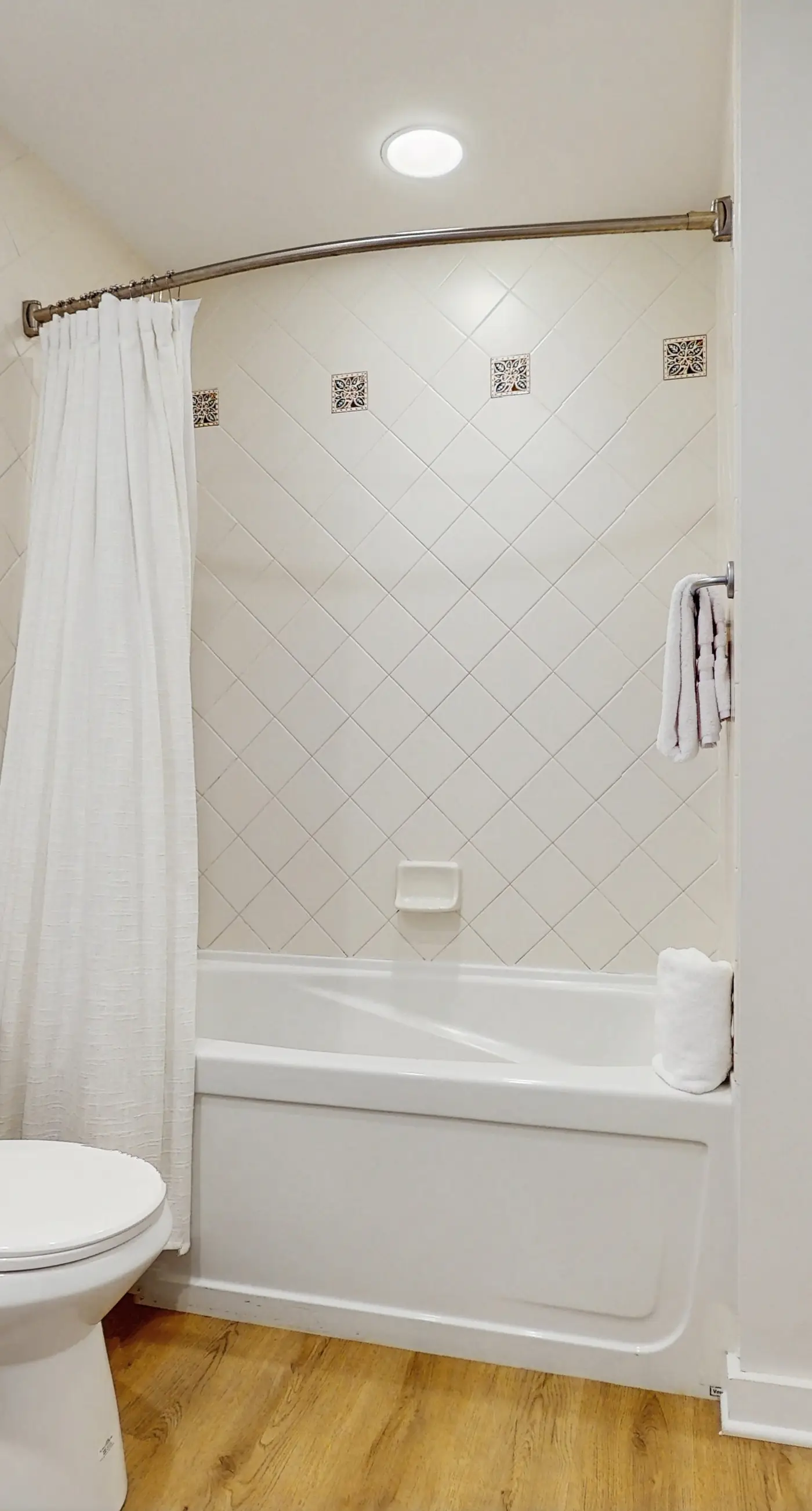 Gorgeous multi unit w full kitchen, shared pool and easy beach access