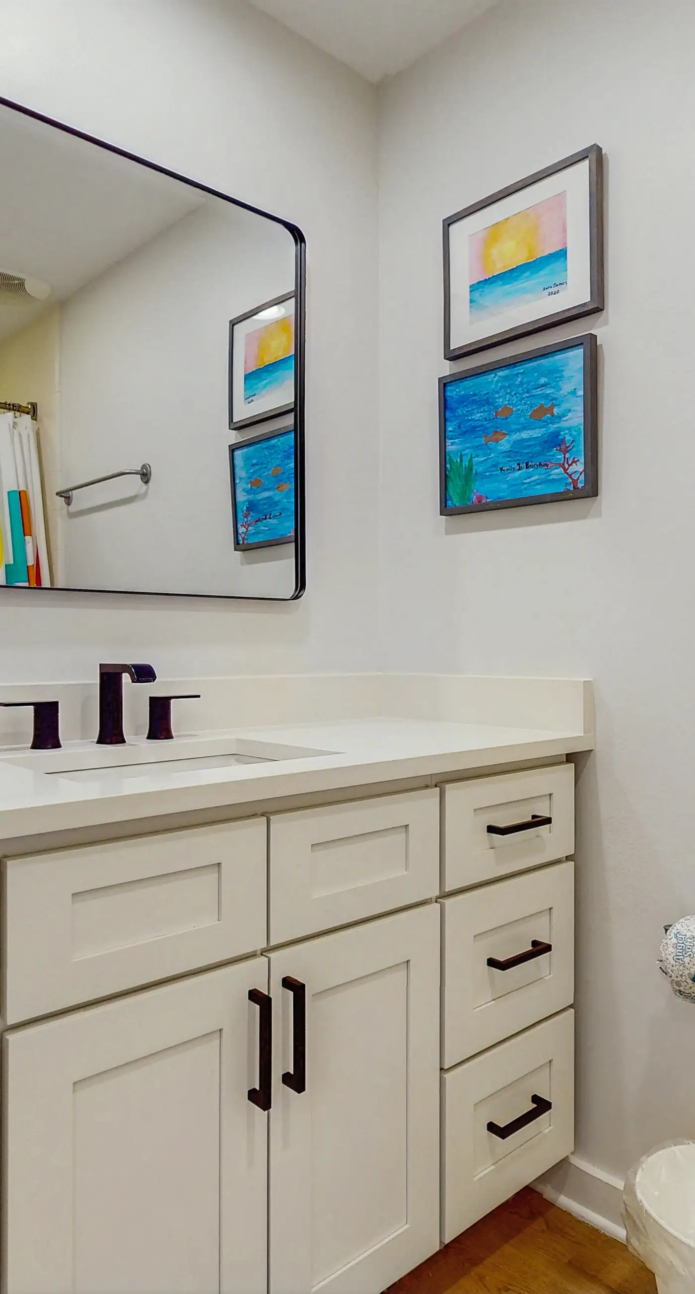 Gorgeous multi unit w full kitchen, shared pool and easy beach access