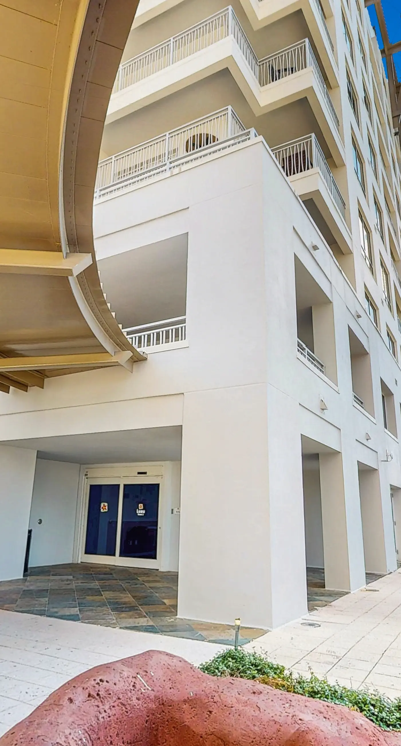 Gorgeous multi unit w full kitchen, shared pool and easy beach access