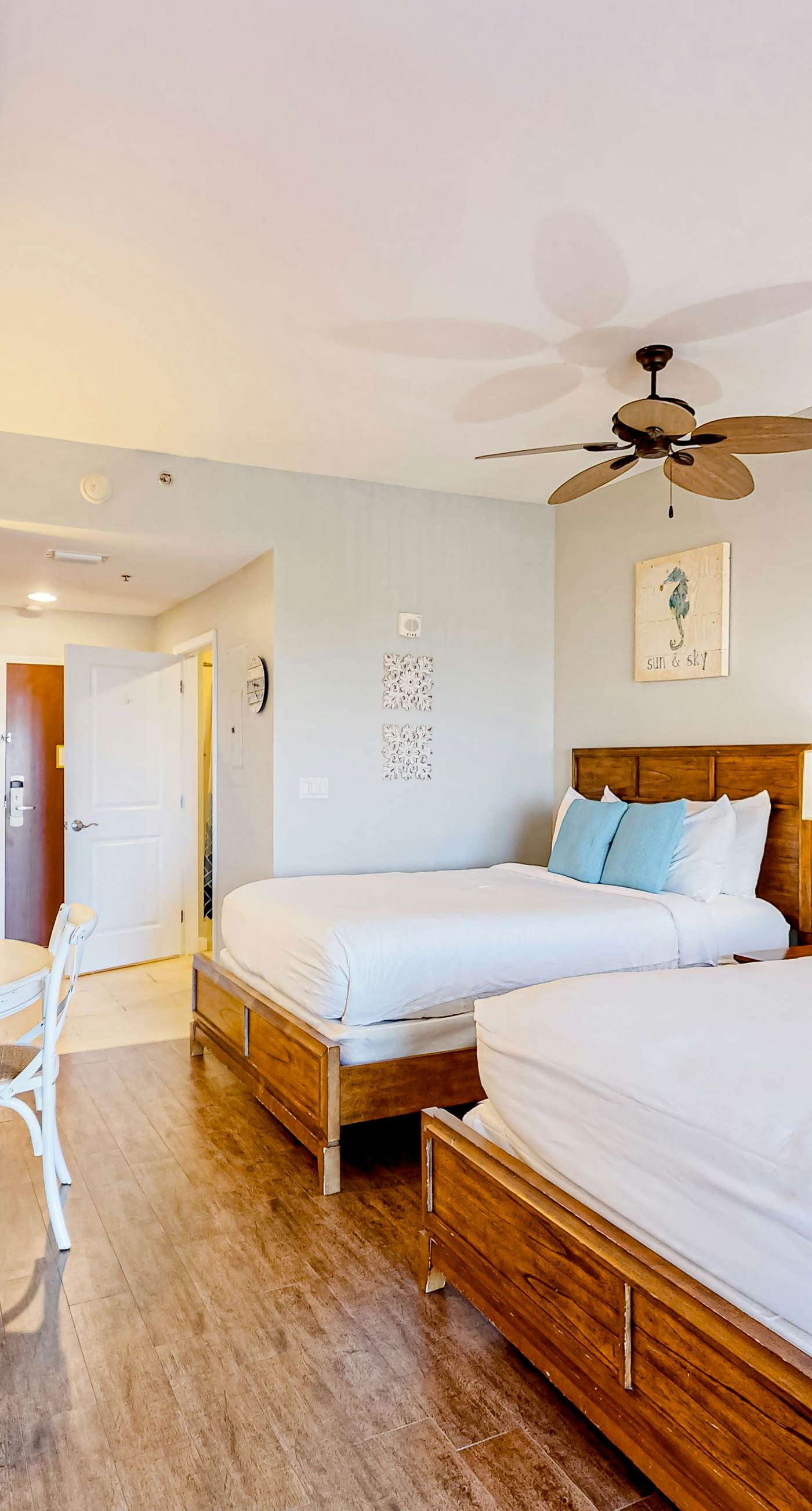 Sun-kissed 9th-floor studio w/gulf views, pools/hot tub - close to beach