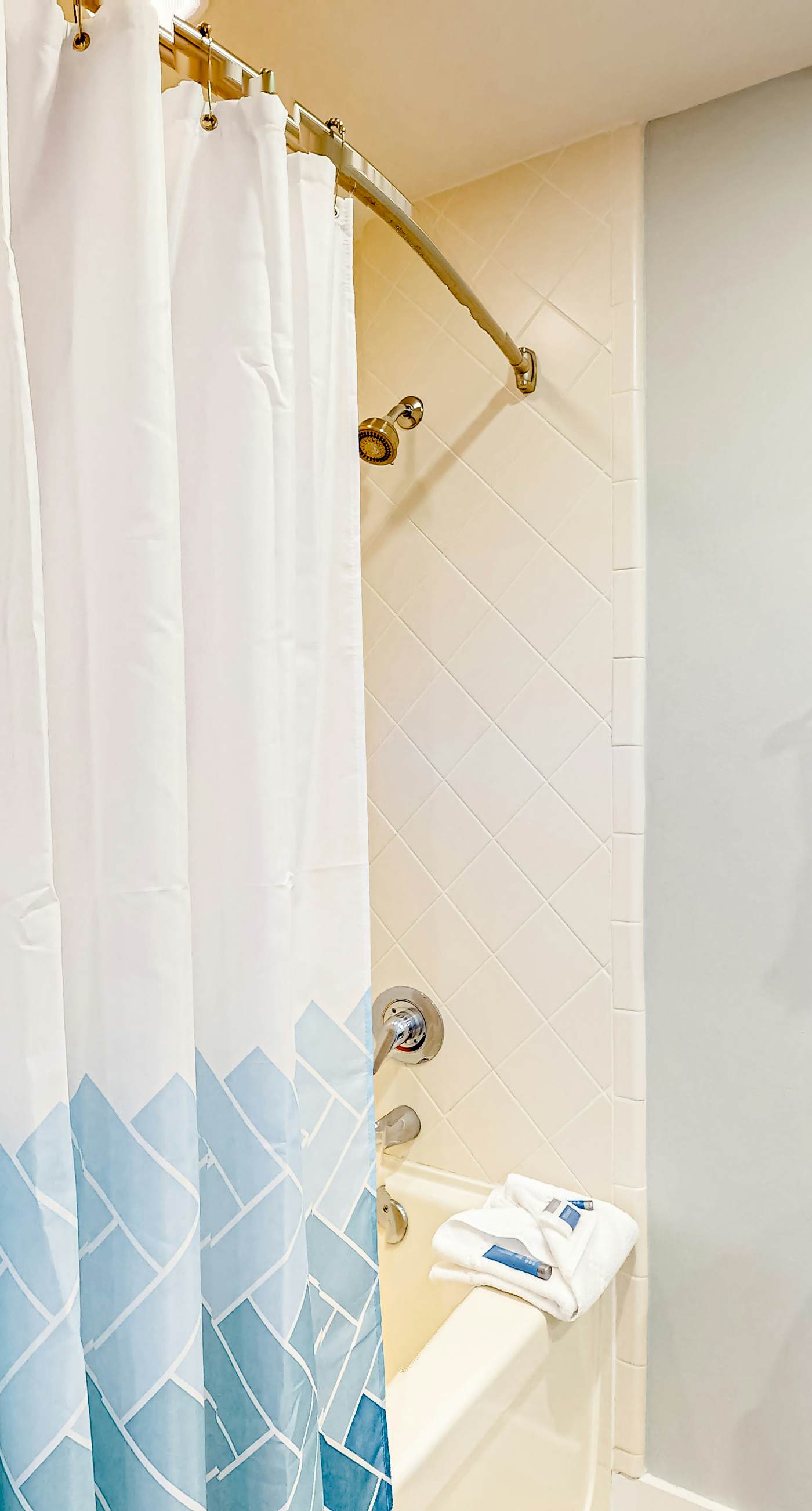 Sun-kissed 9th-floor studio w/gulf views, pools/hot tub - close to beach