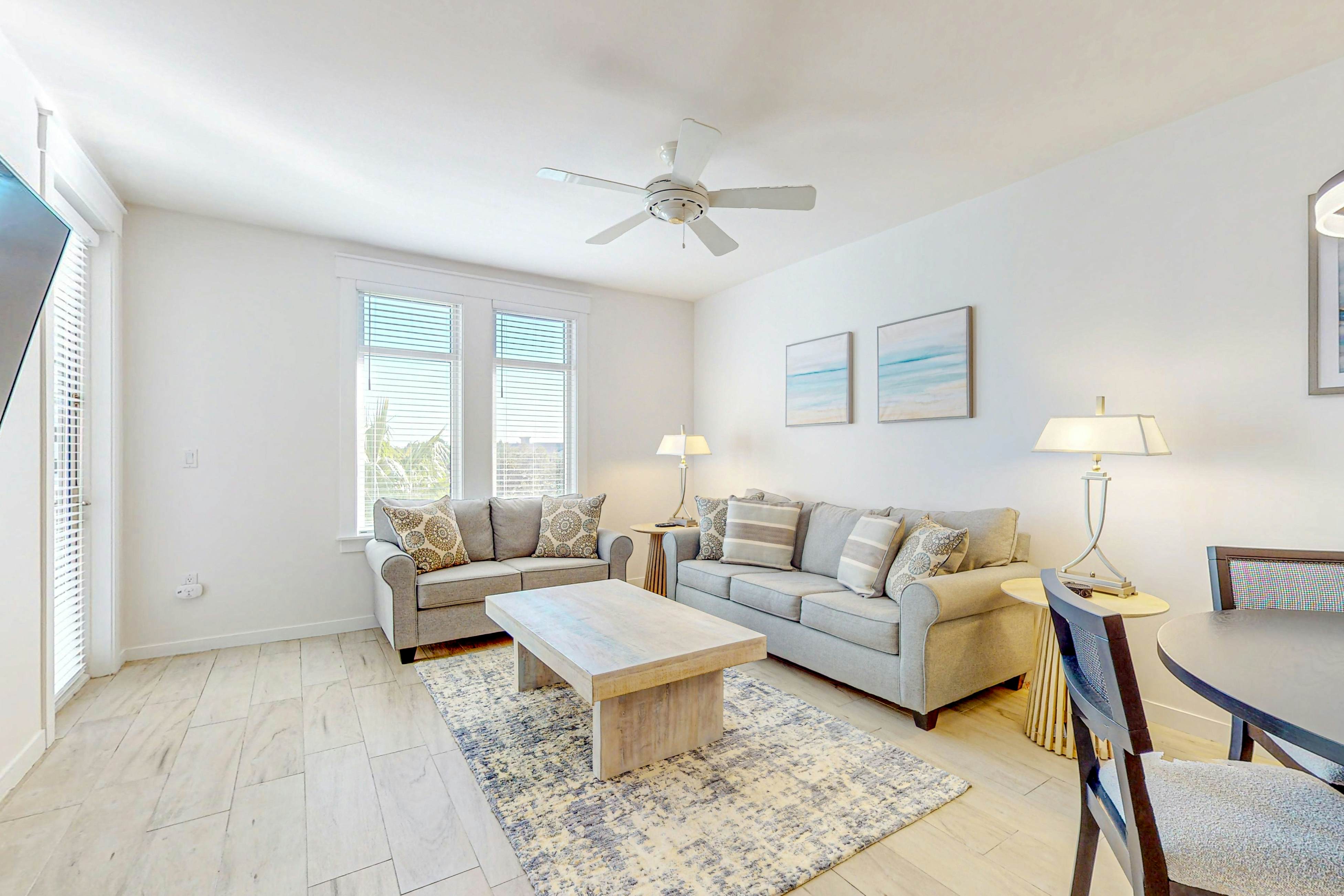 Ideal getaway near the beach & golf with shared pool, central AC