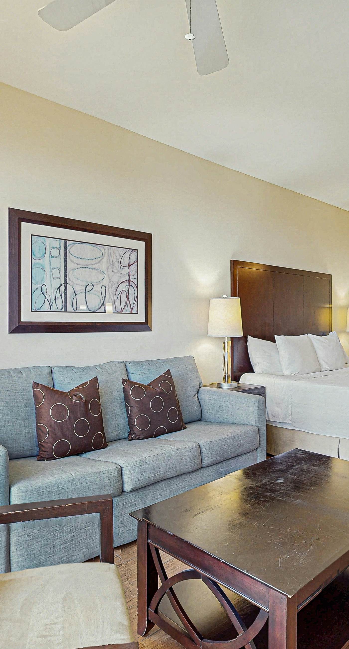 Stylish suite with a shared pool,hot tub and golf course,bay views