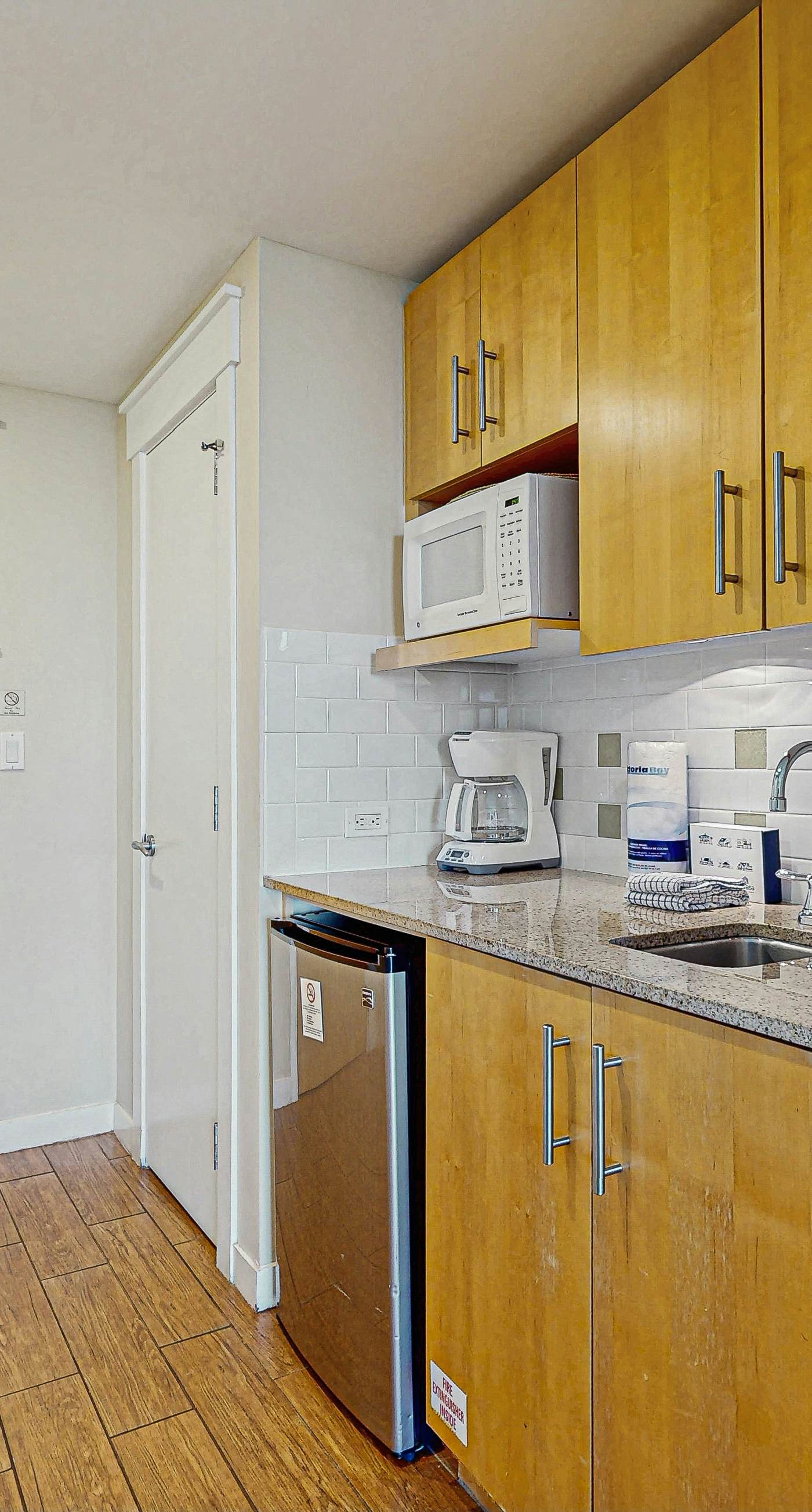 Stylish suite with a shared pool,hot tub and golf course,bay views