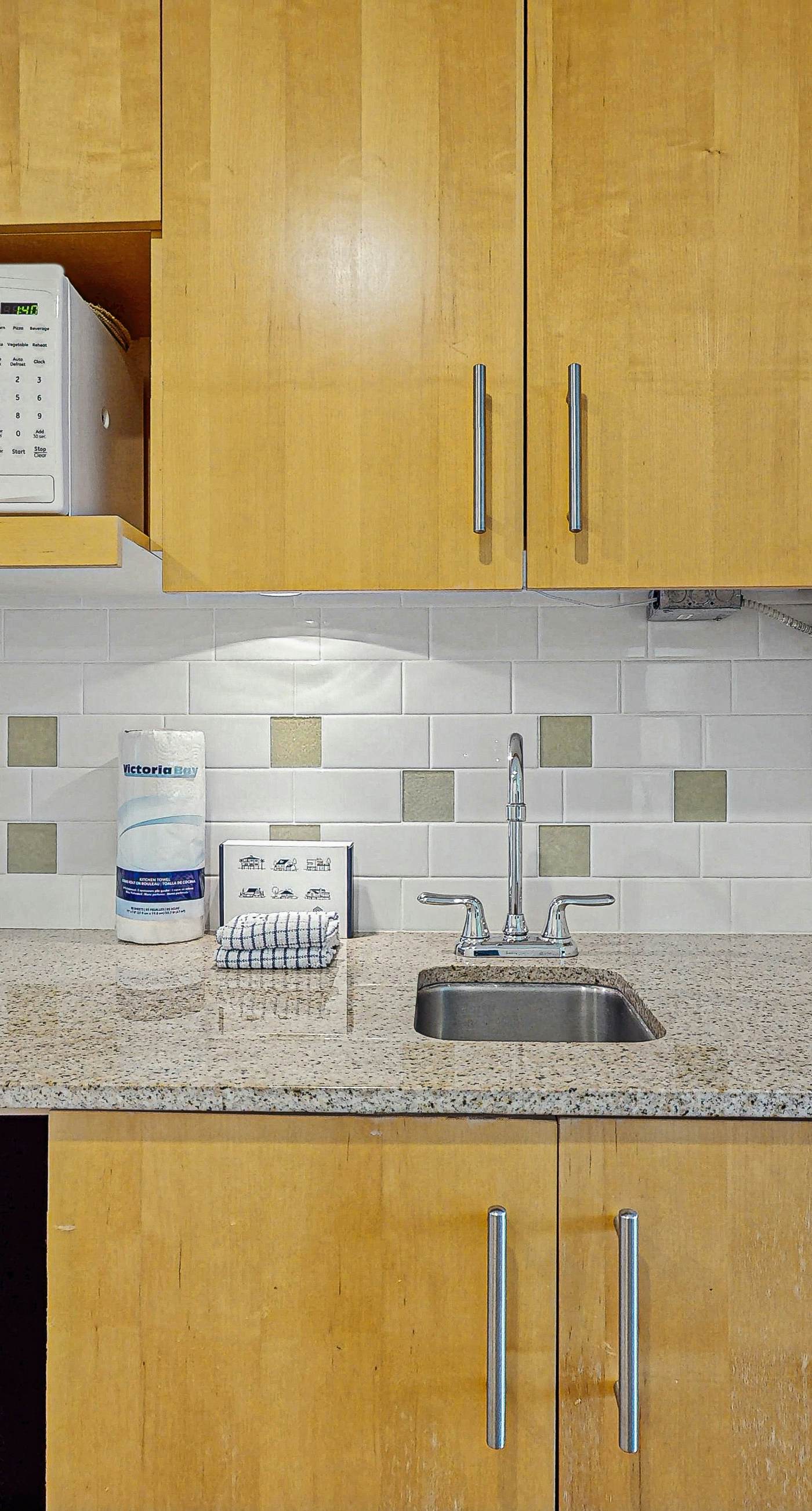 Stylish suite with a shared pool,hot tub and golf course,bay views