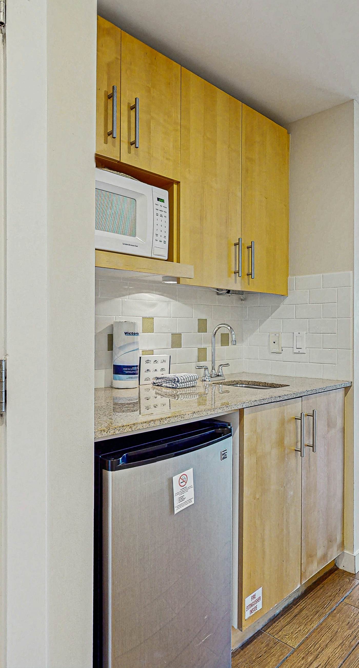 Stylish suite with a shared pool,hot tub and golf course,bay views