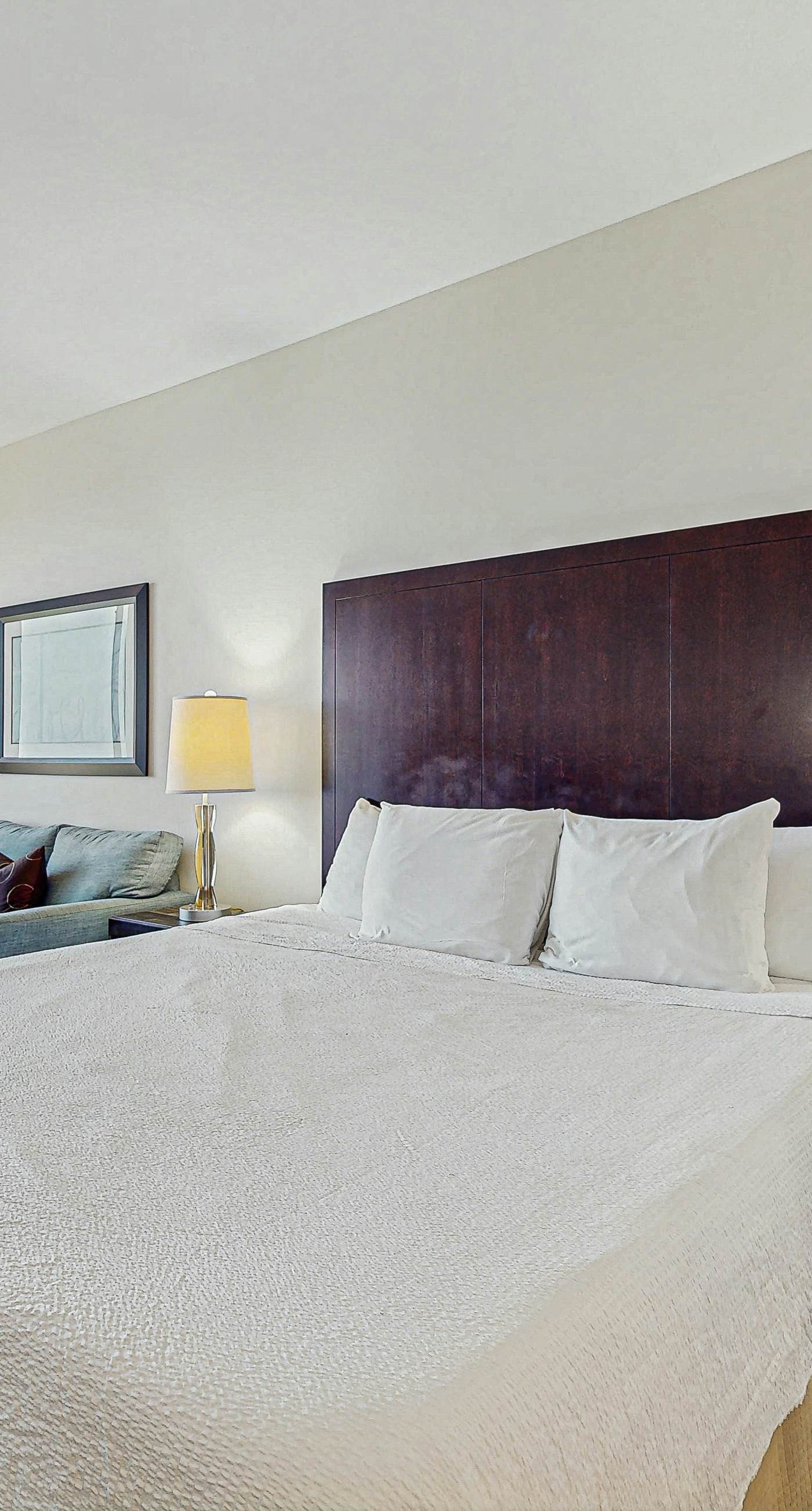 Stylish suite with a shared pool,hot tub and golf course,bay views