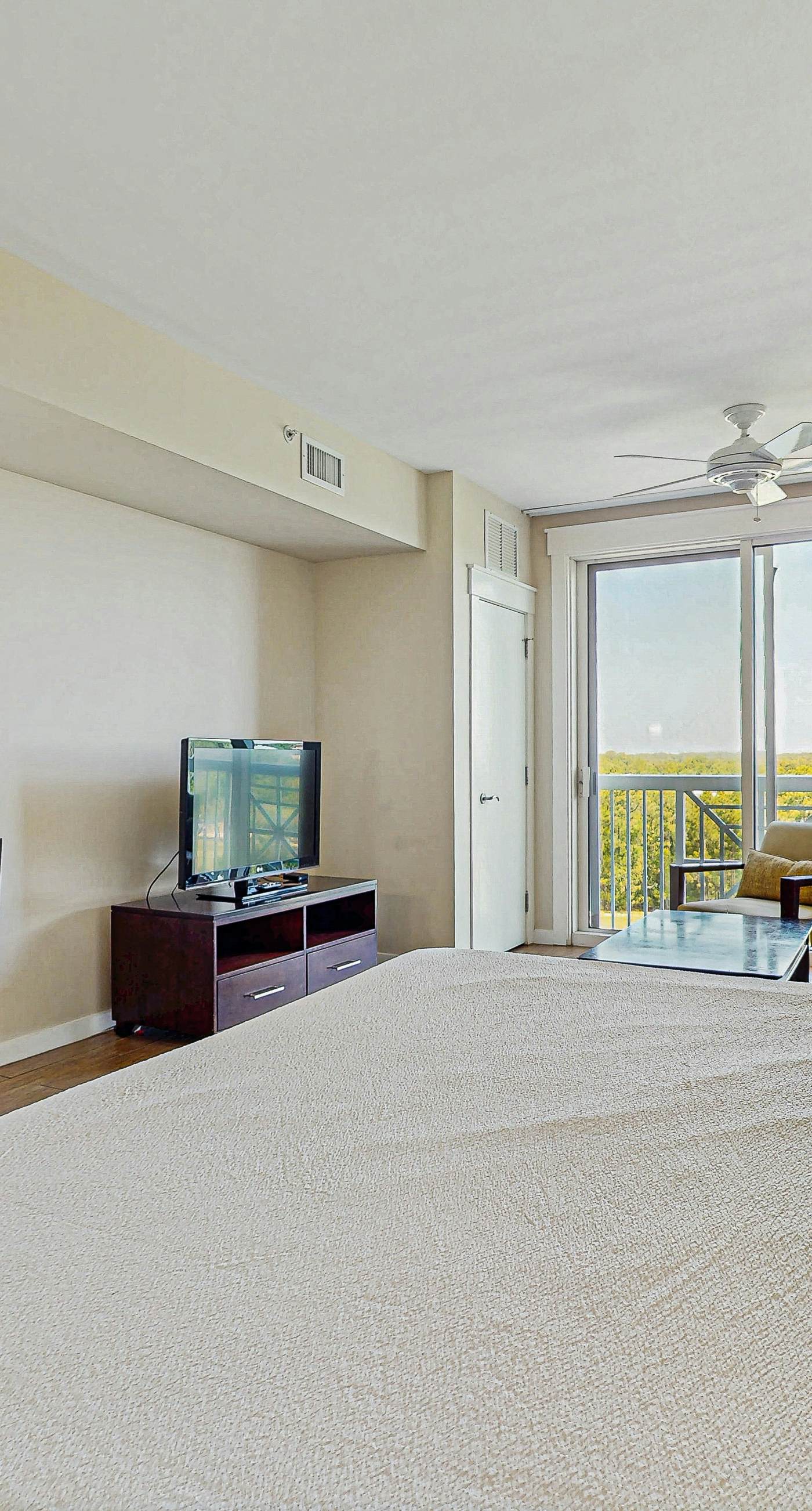 Stylish suite with a shared pool,hot tub and golf course,bay views