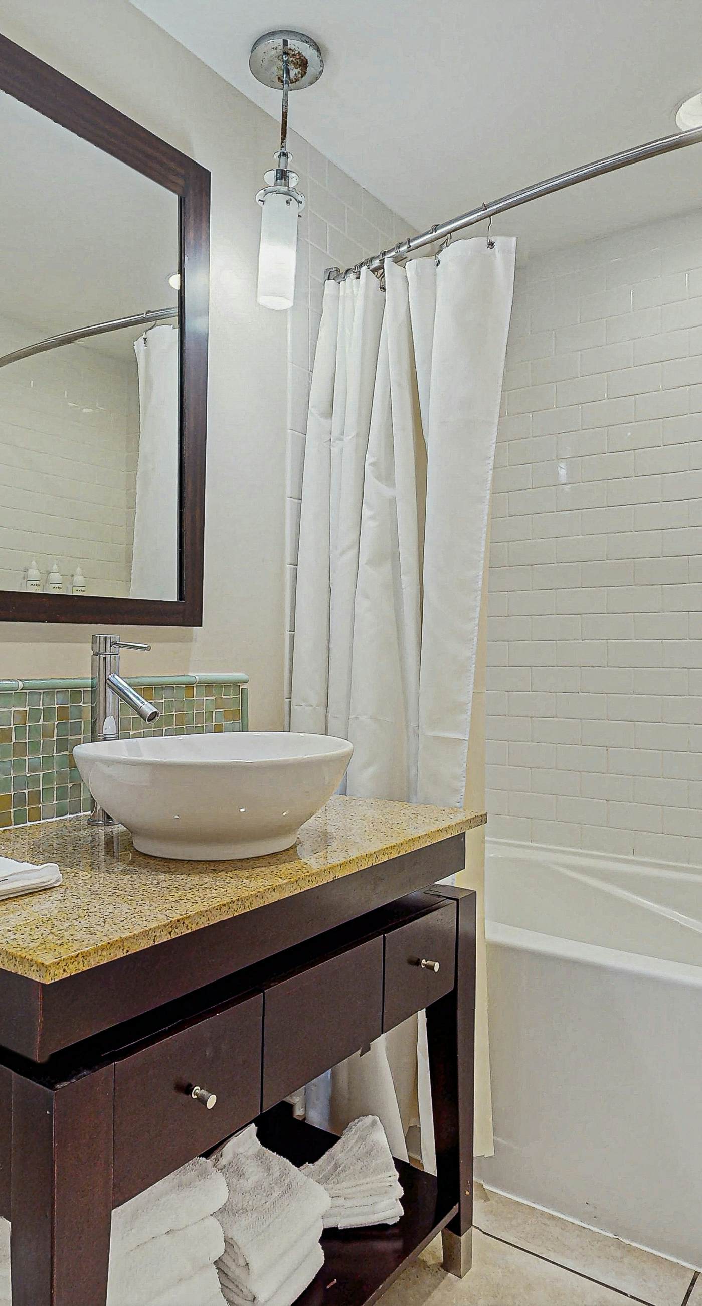 Stylish suite with a shared pool,hot tub and golf course,bay views