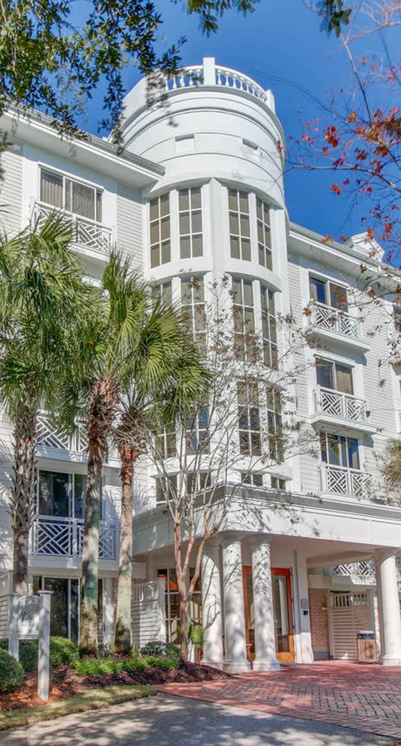 Stylish suite with a shared pool,hot tub and golf course,bay views