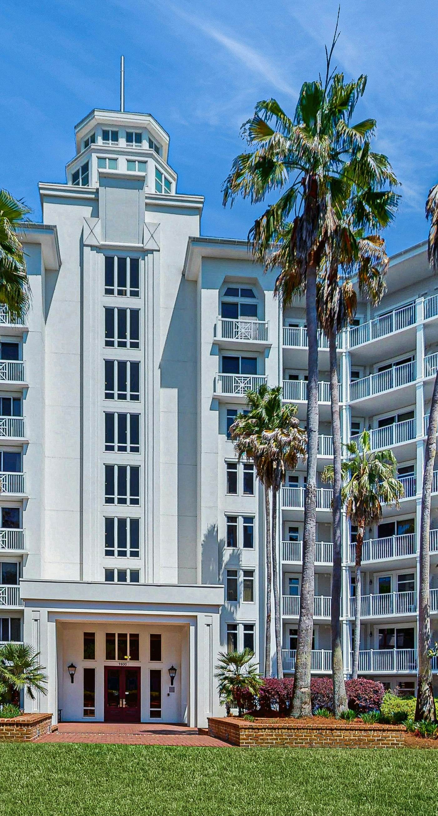 Stylish suite with a shared pool,hot tub and golf course,bay views