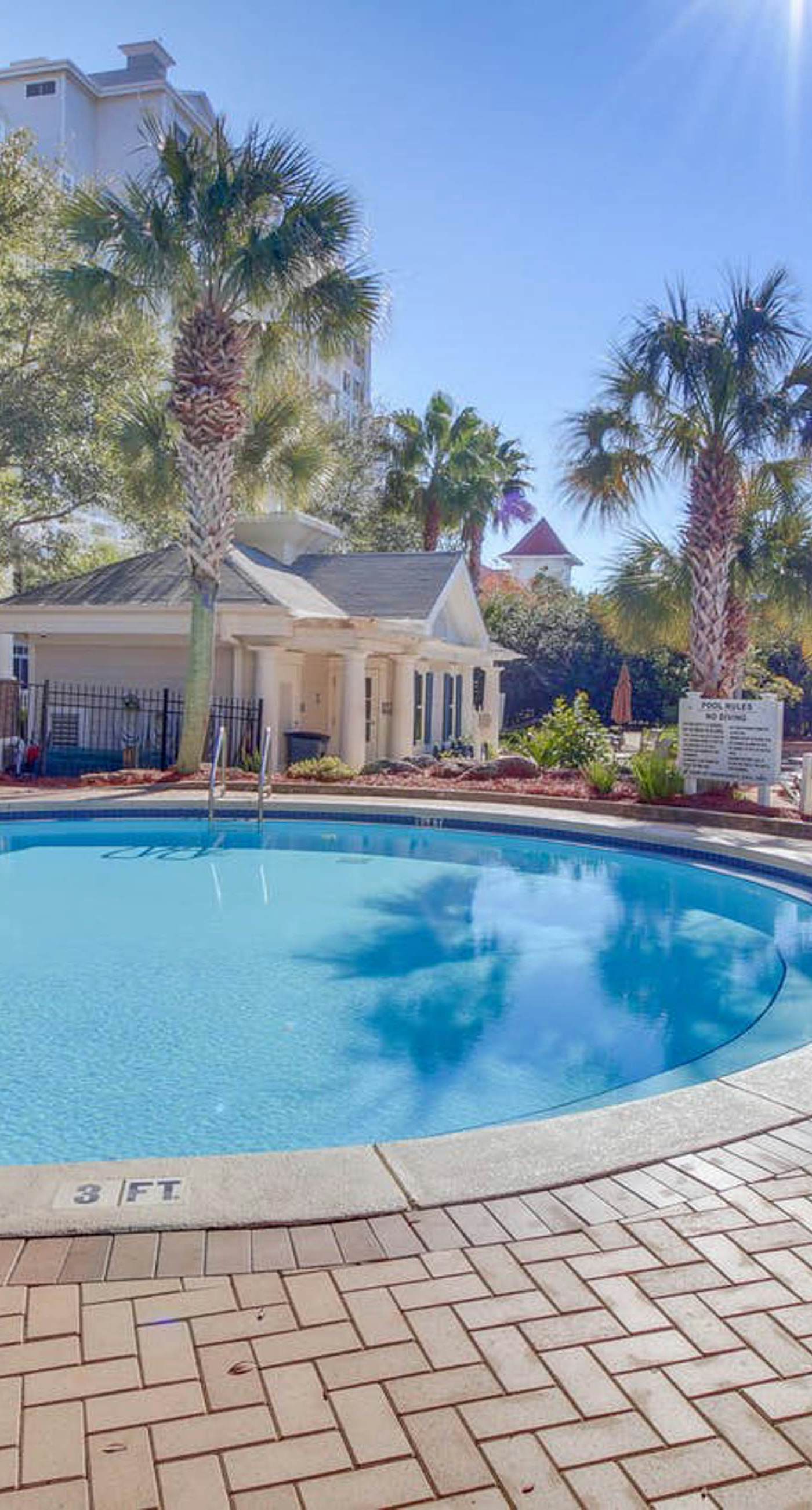 Stylish suite with a shared pool,hot tub and golf course,bay views