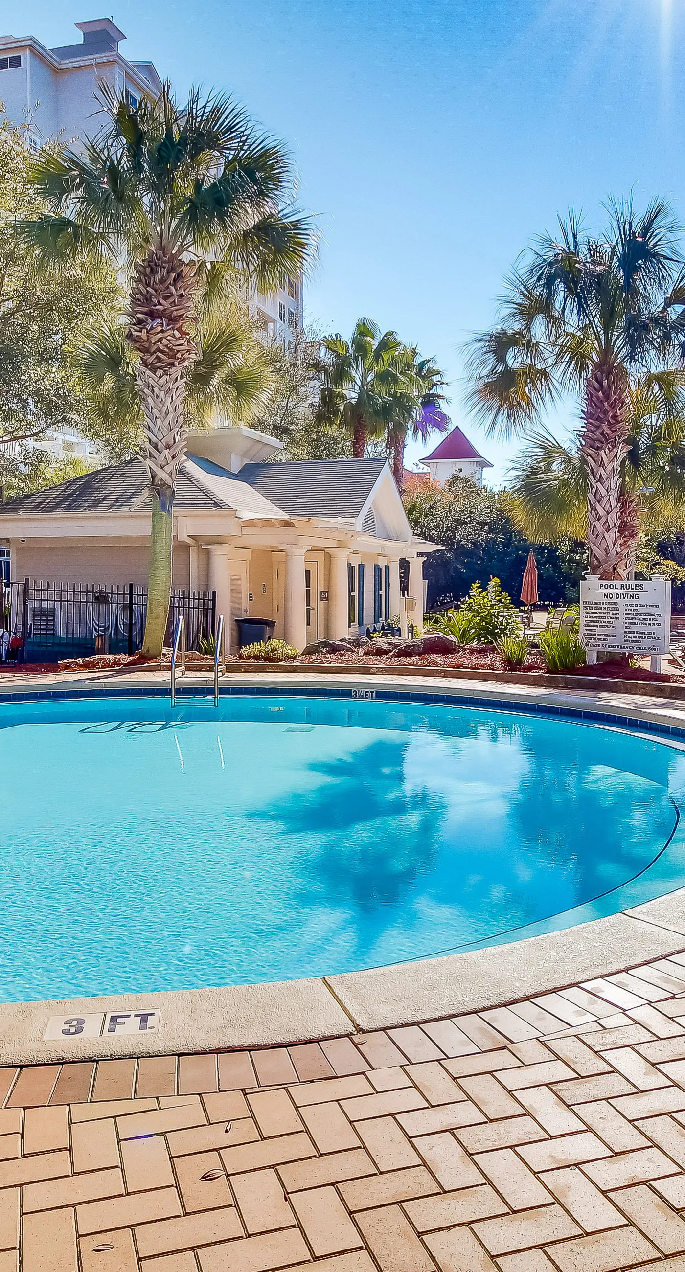 Cozy efficiency with kitchenette, shared pool and beach access