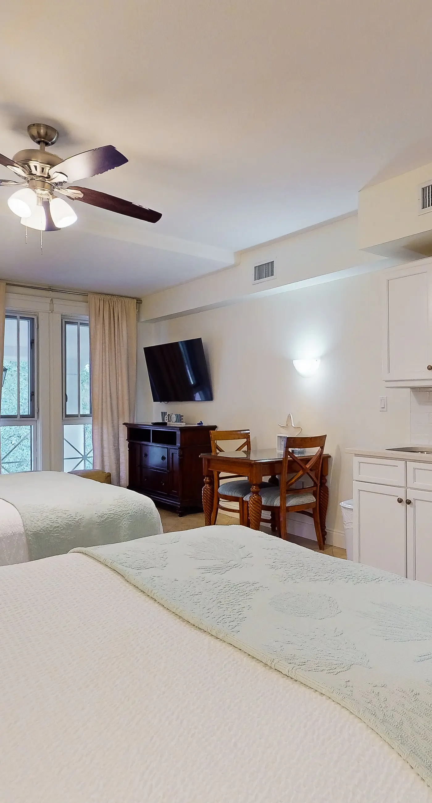 Cozy efficiency with kitchenette, shared pool and beach access