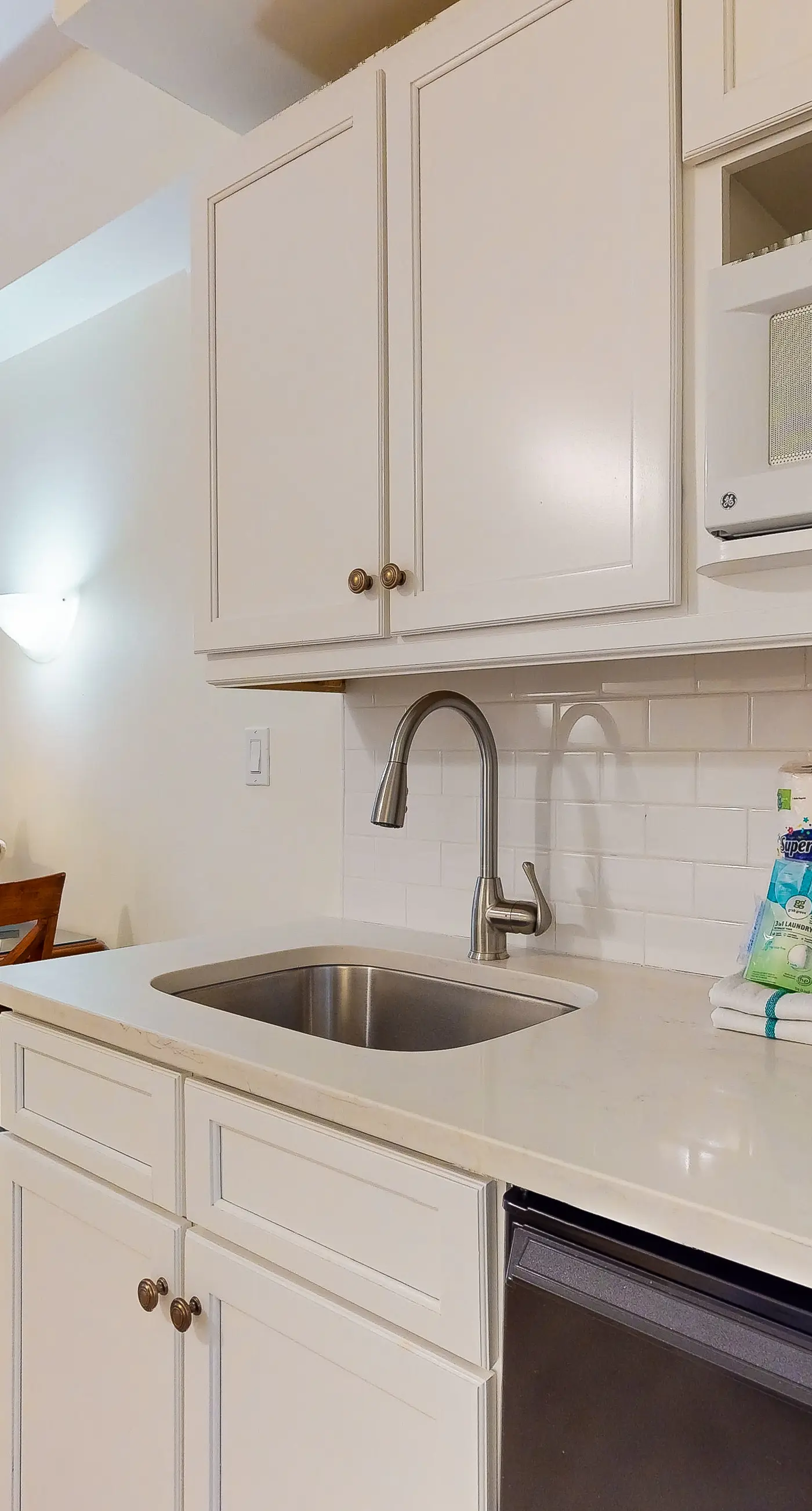 Cozy efficiency with kitchenette, shared pool and beach access