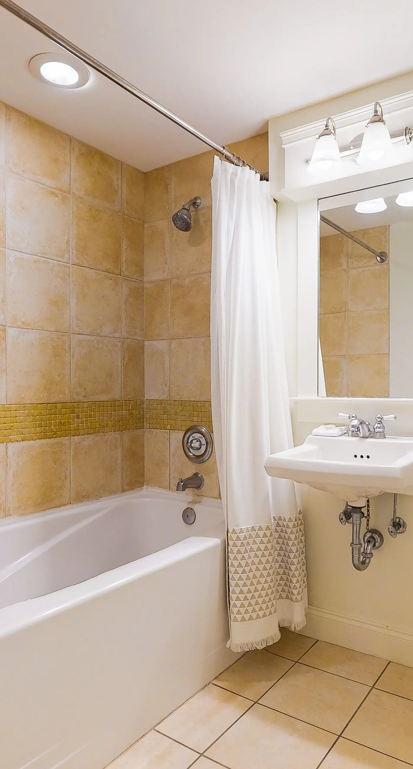 Cozy efficiency with kitchenette, shared pool and beach access