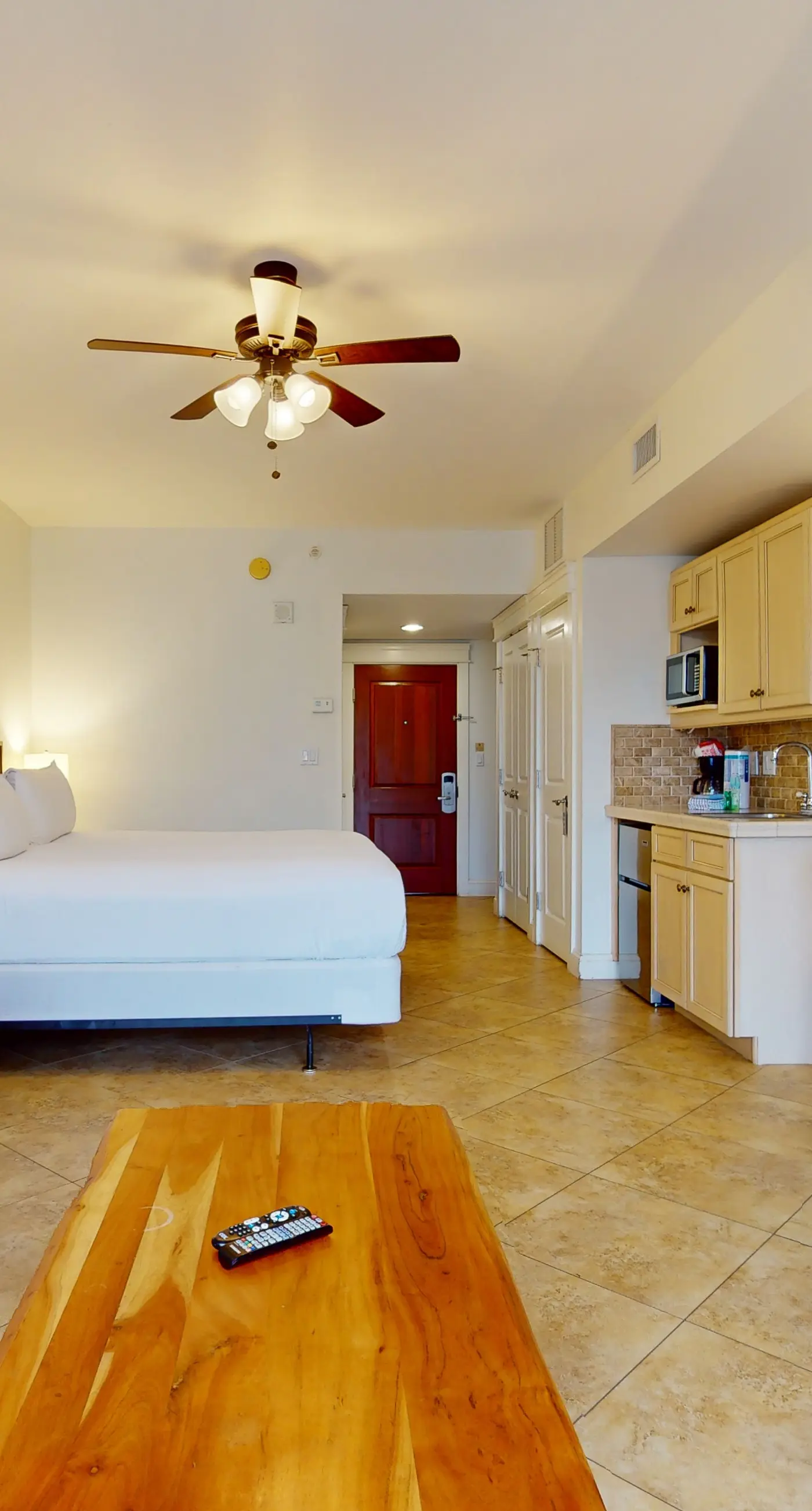 Comfortable studio with pool, hot tub, high-speed WiFi & central AC