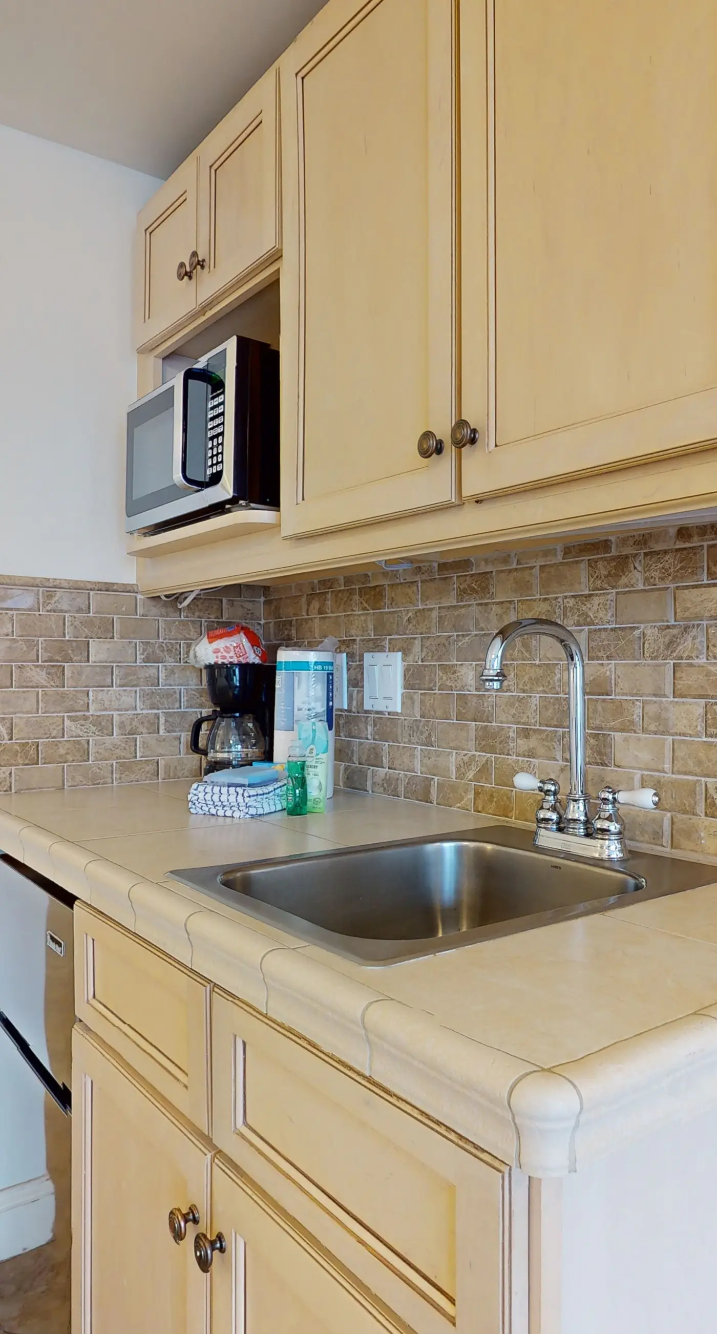 Comfortable studio with pool, hot tub, high-speed WiFi & central AC