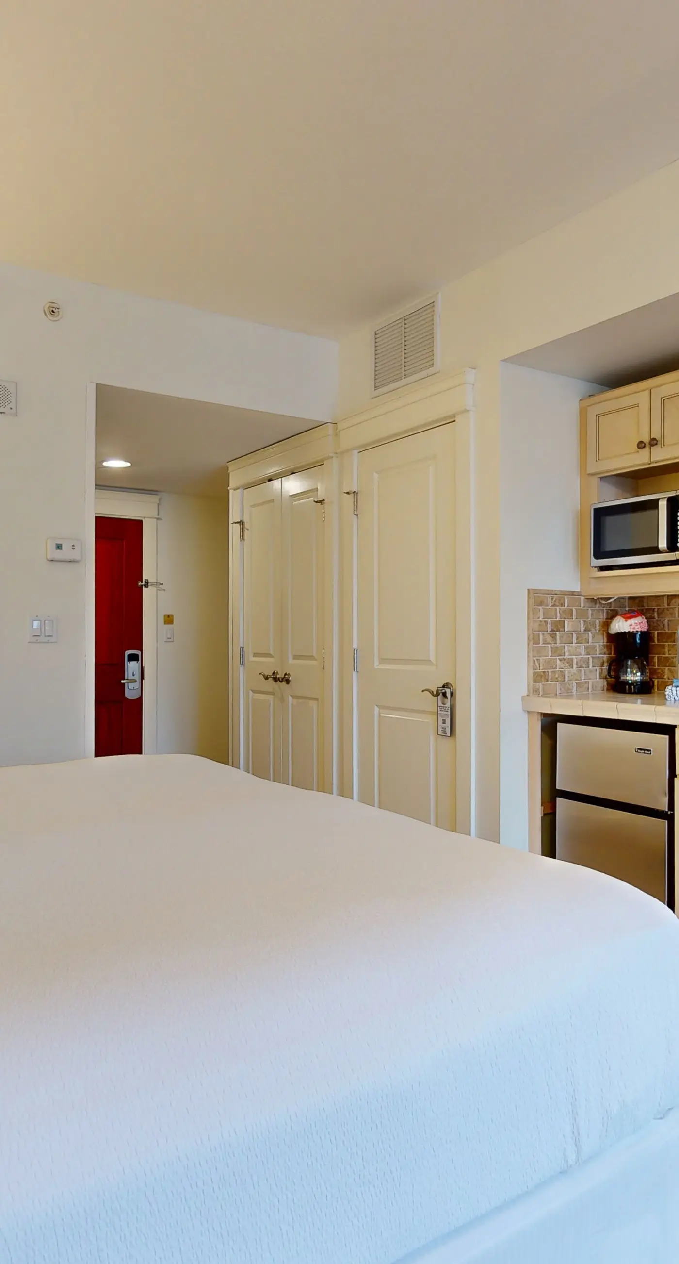 Comfortable studio with pool, hot tub, high-speed WiFi & central AC