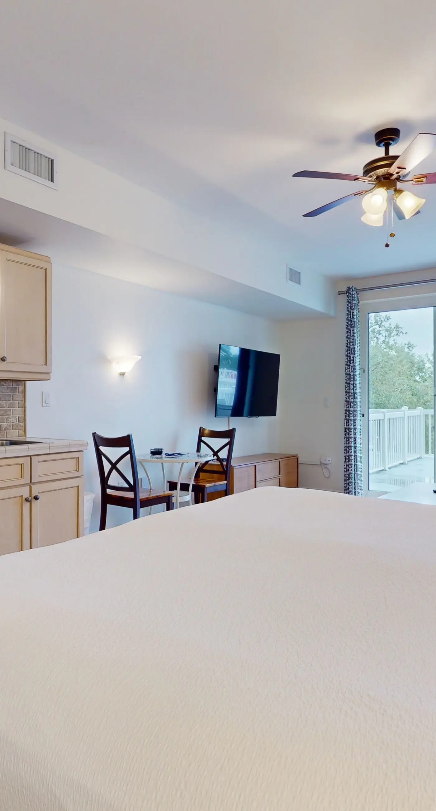 Comfortable studio with pool, hot tub, high-speed WiFi & central AC