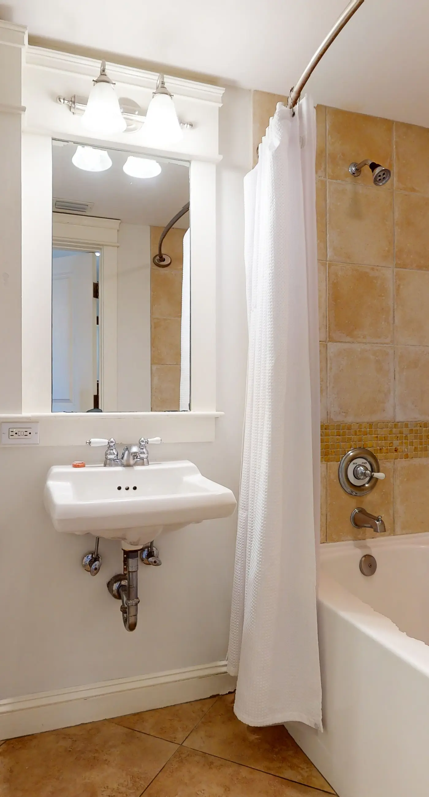 Comfortable studio with pool, hot tub, high-speed WiFi & central AC