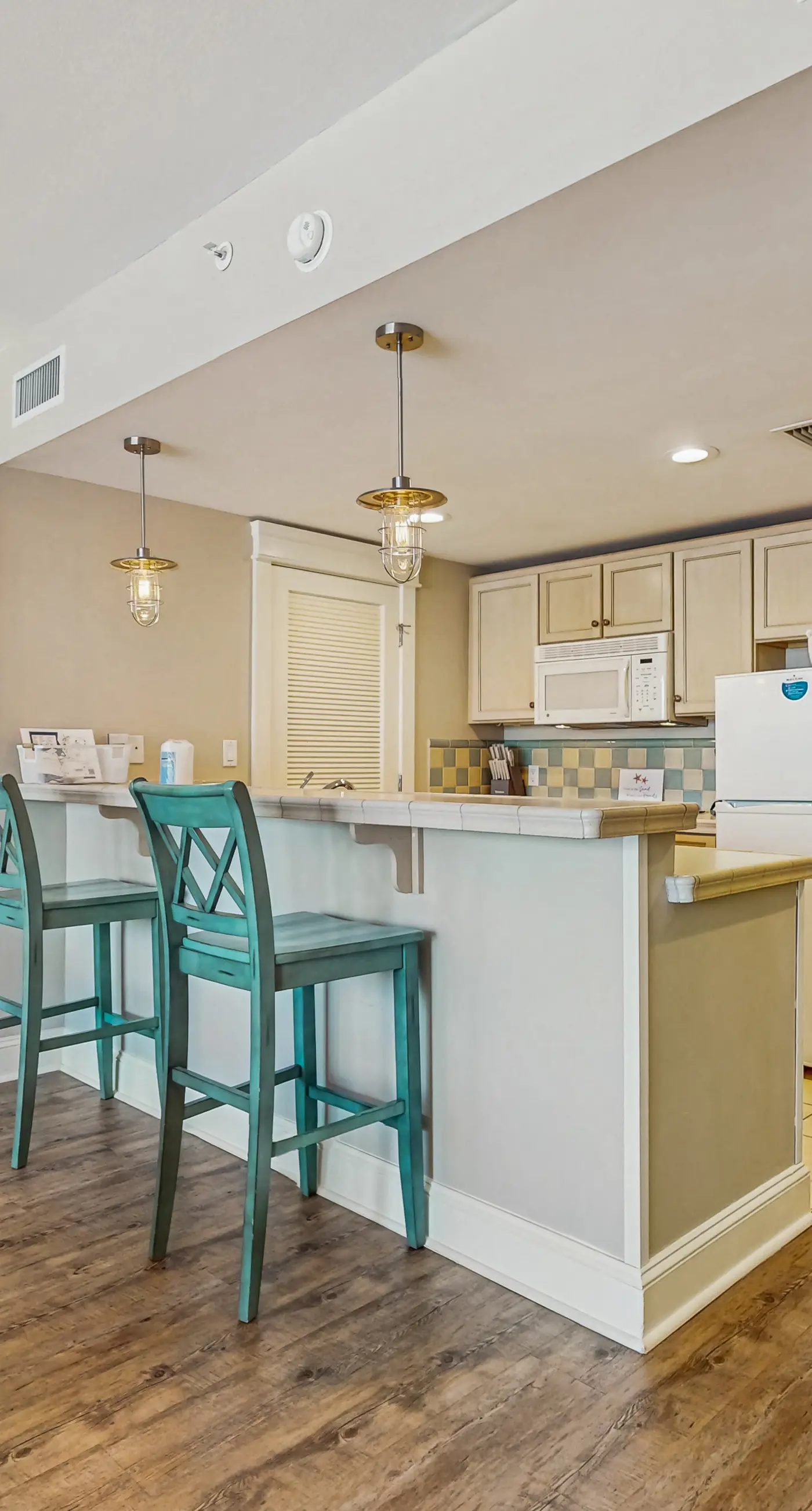 3rd-floor Condo with pools, marina, tennis, large balcony, beach access