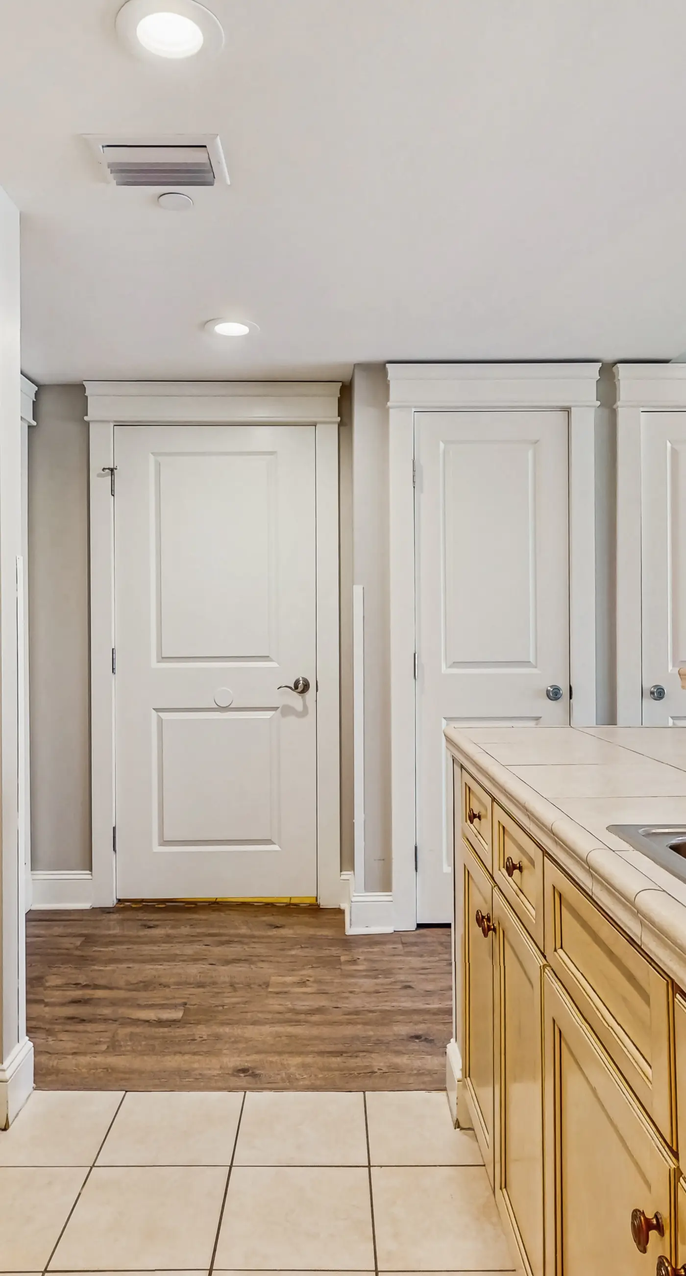 3rd-floor Condo with pools, marina, tennis, large balcony, beach access