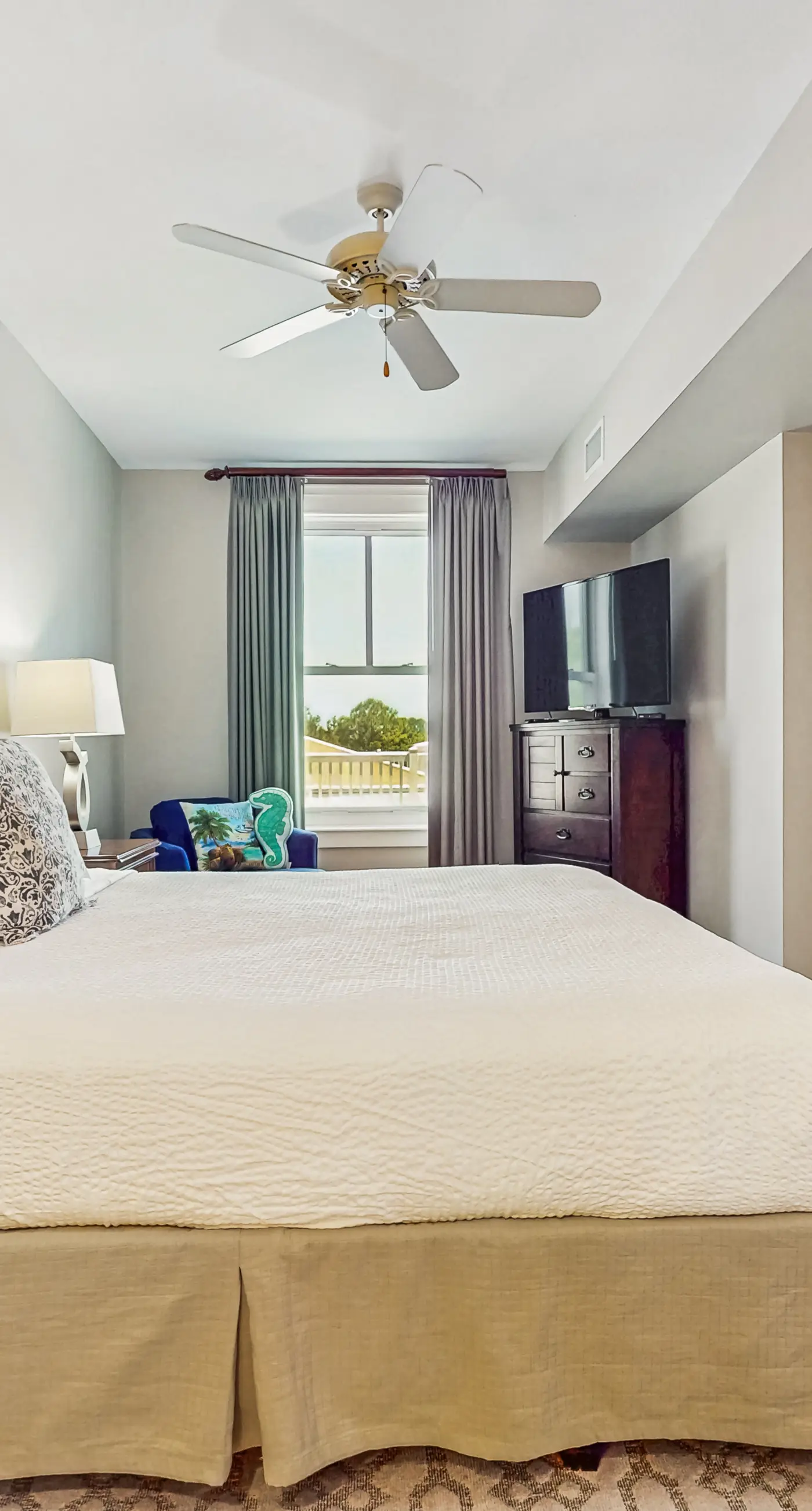 3rd-floor Condo with pools, marina, tennis, large balcony, beach access