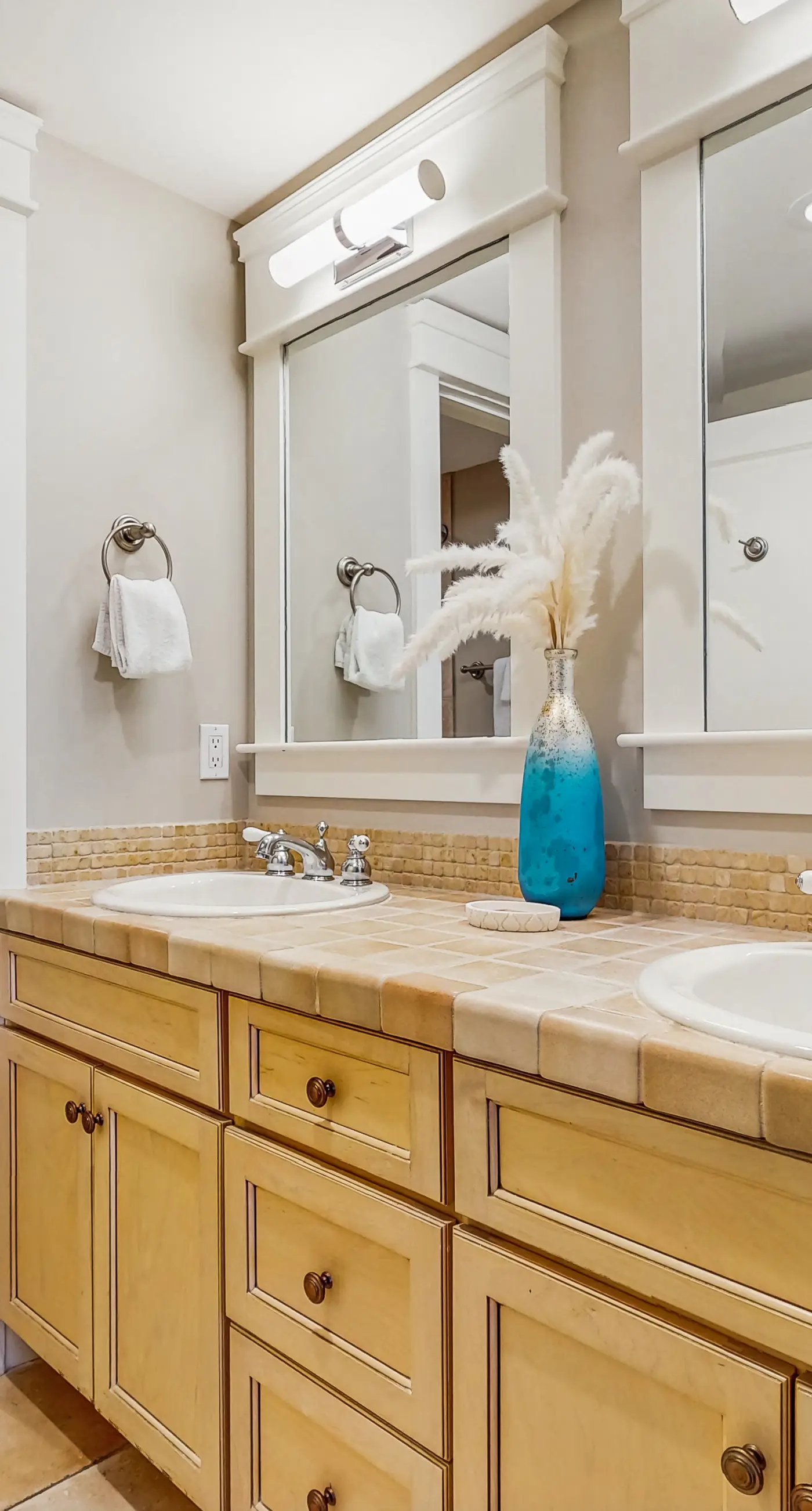 3rd-floor Condo with pools, marina, tennis, large balcony, beach access