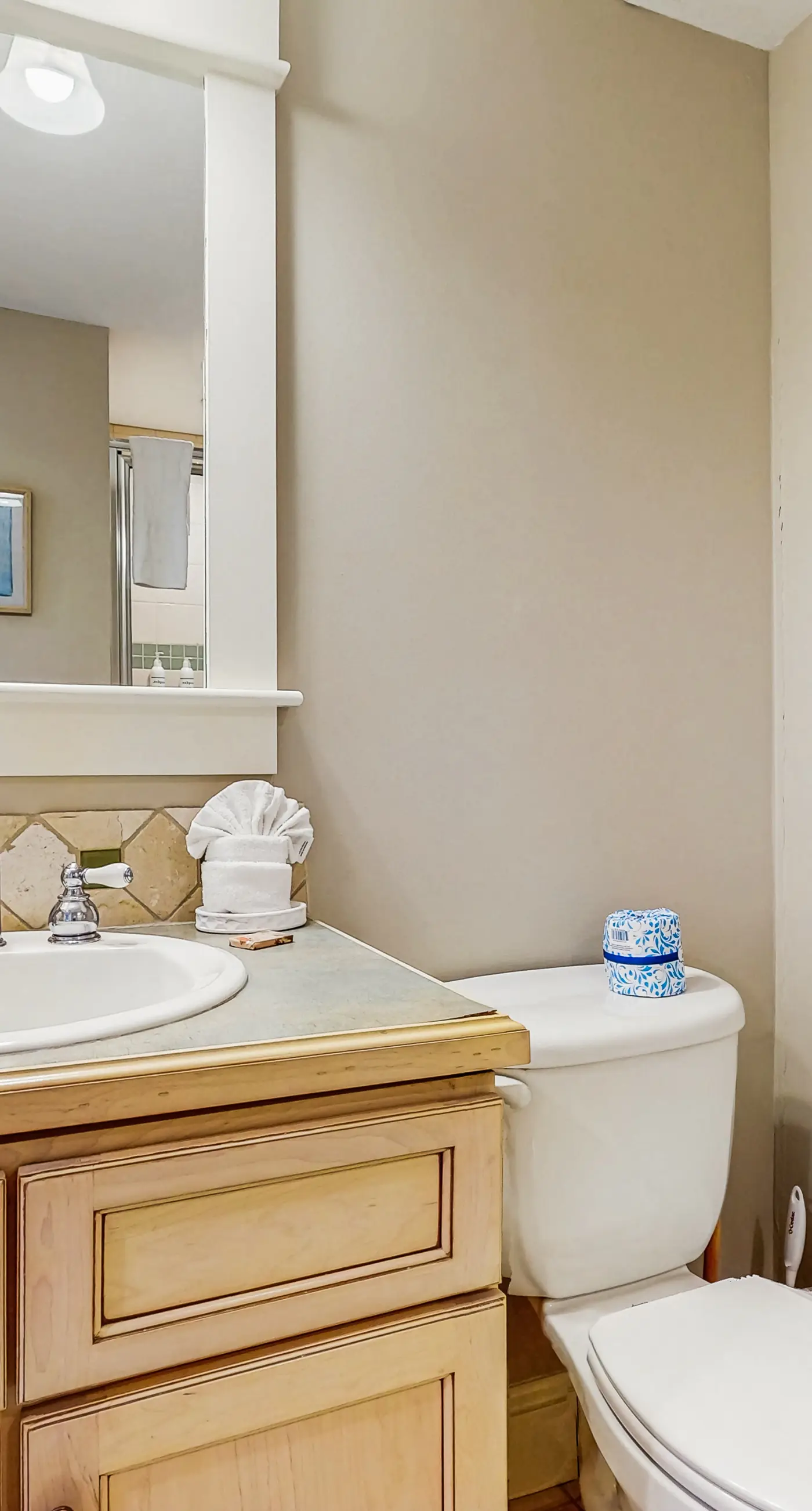 3rd-floor Condo with pools, marina, tennis, large balcony, beach access