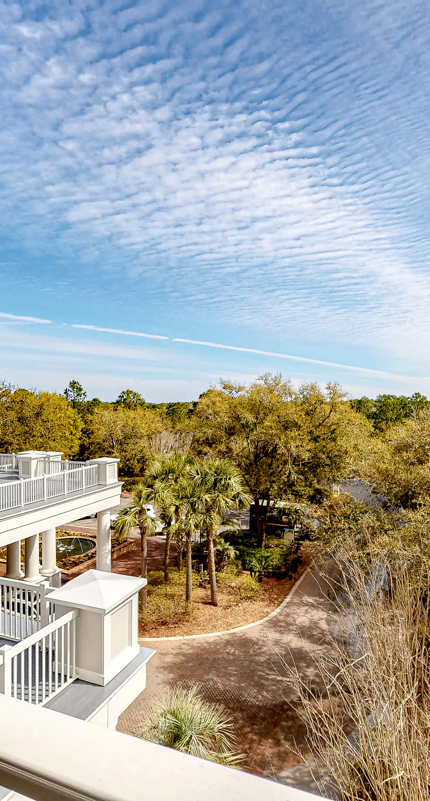 Bright condo with lagoon pool, hot tub, golf, private W/D & central AC