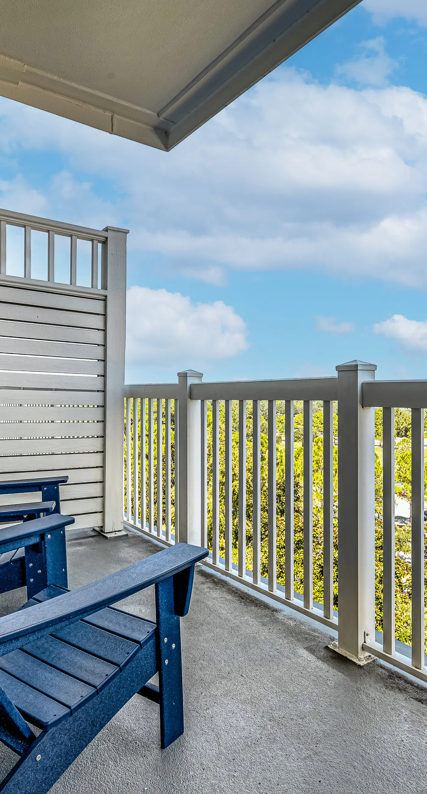 Vibrant seventh-floor condo with pool, hot tub, sauna, private W/D & fast WiFi