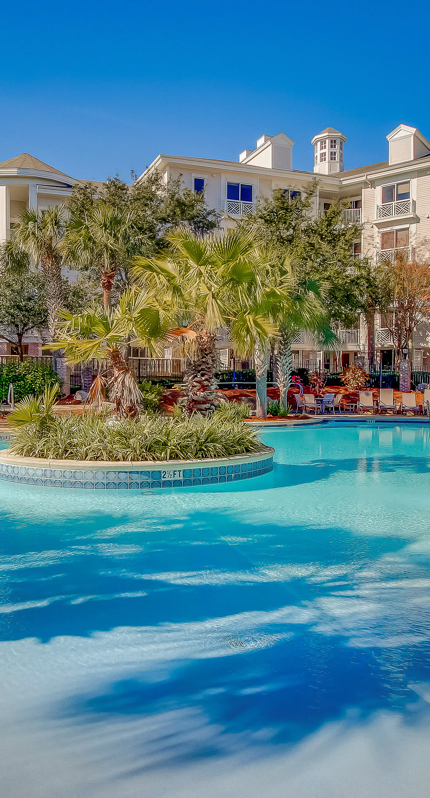 Vibrant seventh-floor condo with pool, hot tub, sauna, private W/D & fast WiFi