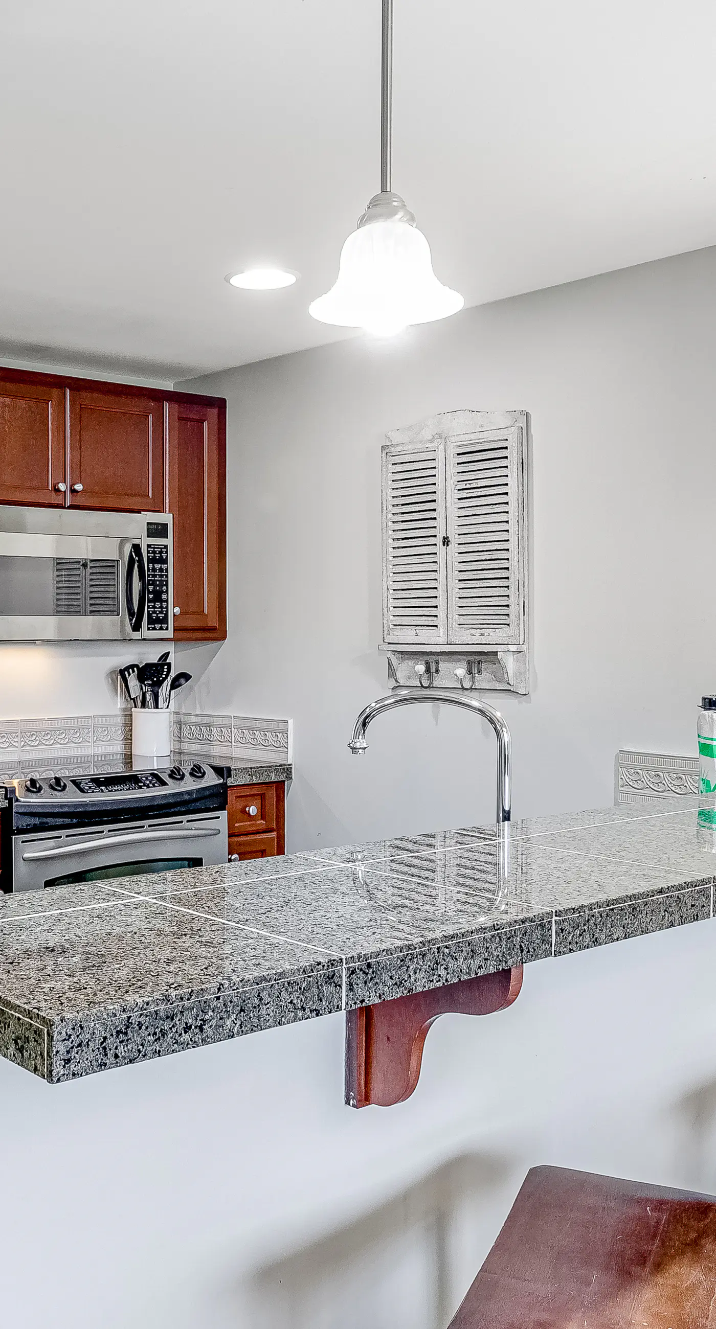 Vibrant seventh-floor condo with pool, hot tub, sauna, private W/D & fast WiFi