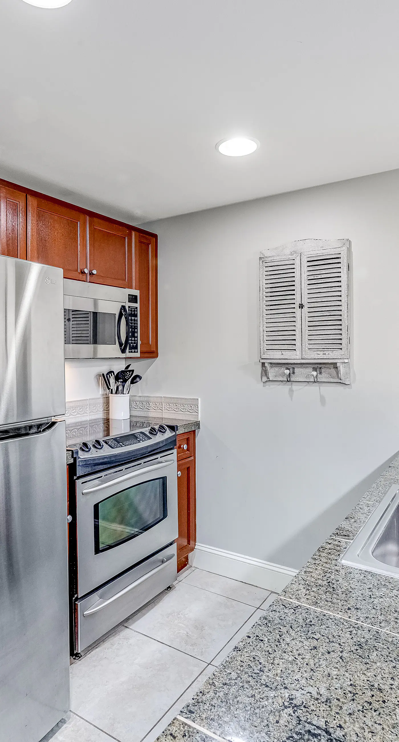 Vibrant seventh-floor condo with pool, hot tub, sauna, private W/D & fast WiFi