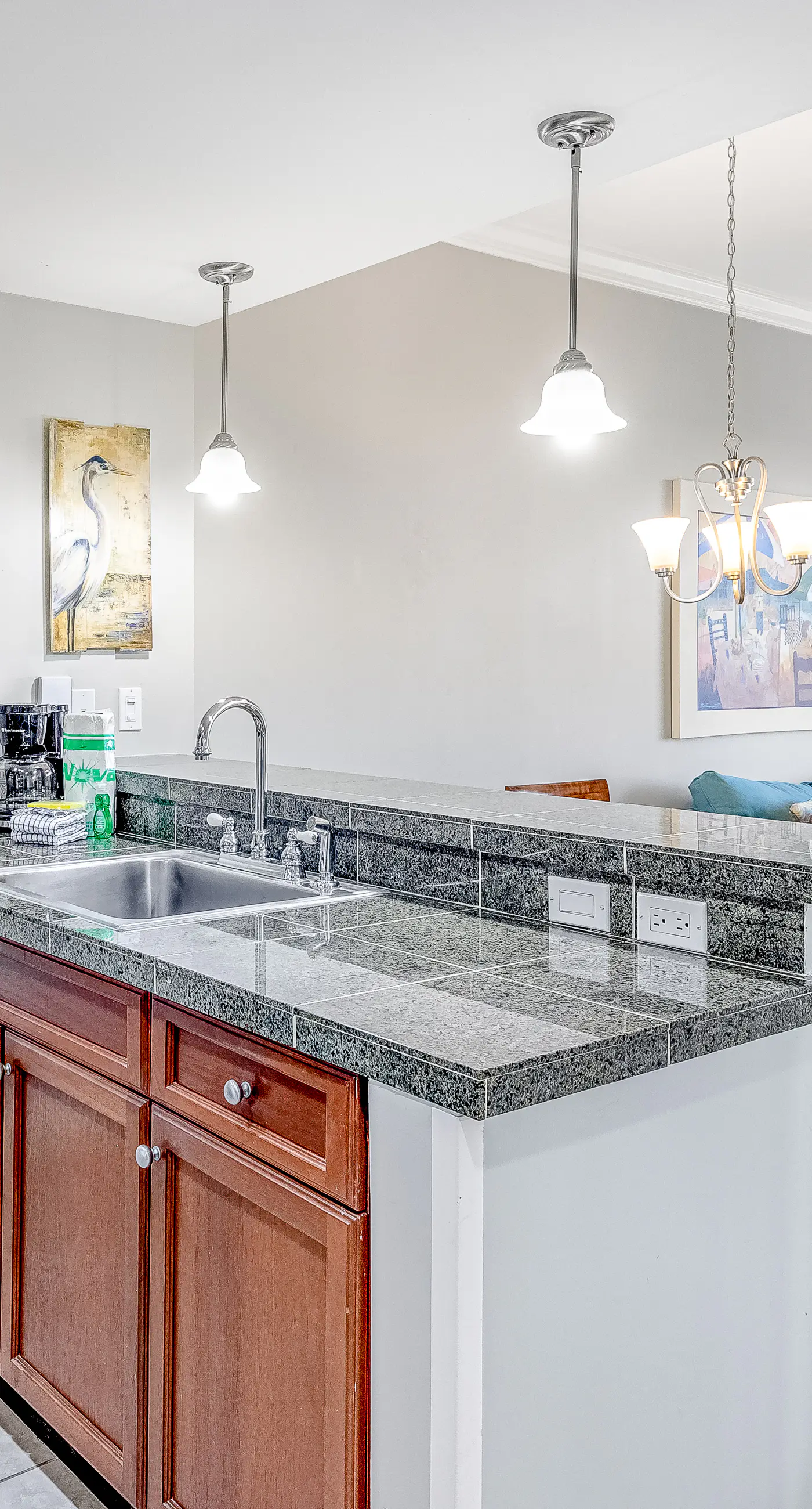 Vibrant seventh-floor condo with pool, hot tub, sauna, private W/D & fast WiFi