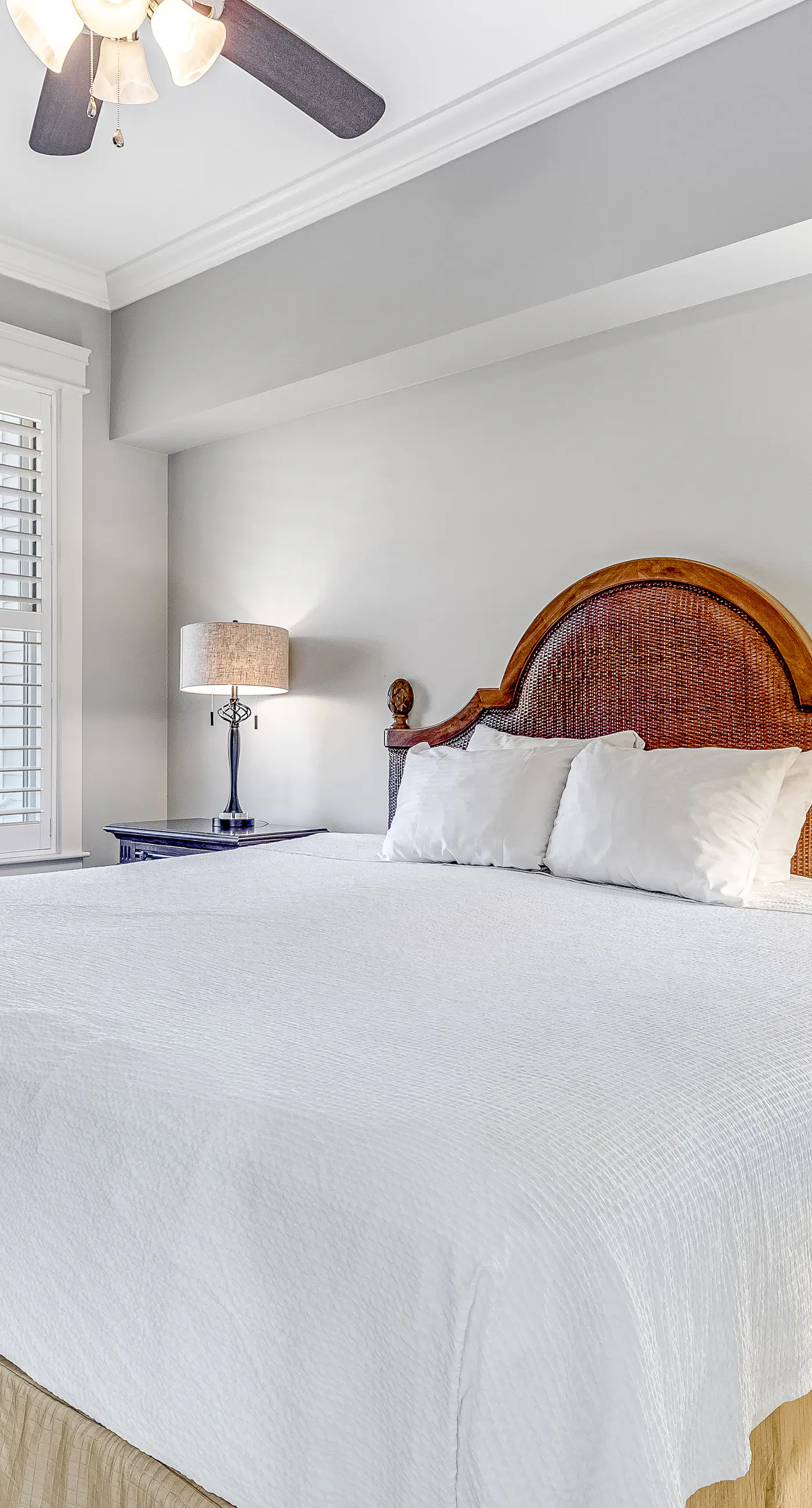 Vibrant seventh-floor condo with pool, hot tub, sauna, private W/D & fast WiFi