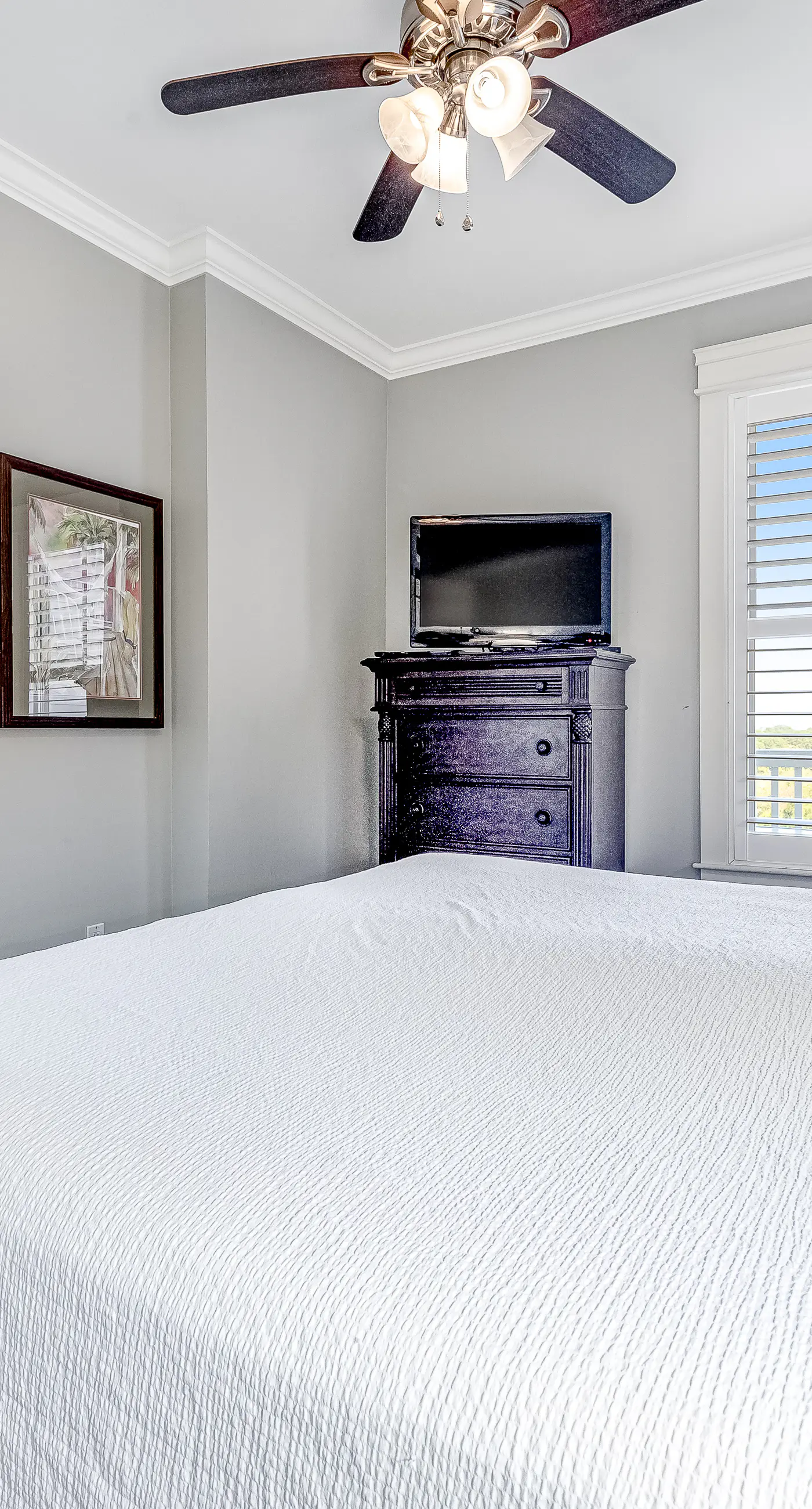 Vibrant seventh-floor condo with pool, hot tub, sauna, private W/D & fast WiFi