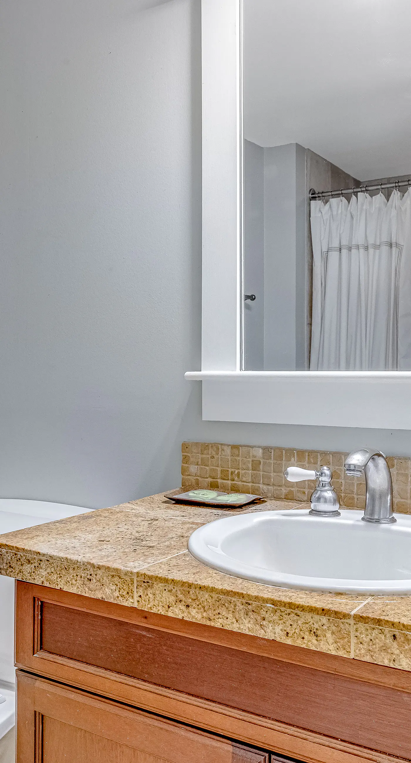 Vibrant seventh-floor condo with pool, hot tub, sauna, private W/D & fast WiFi