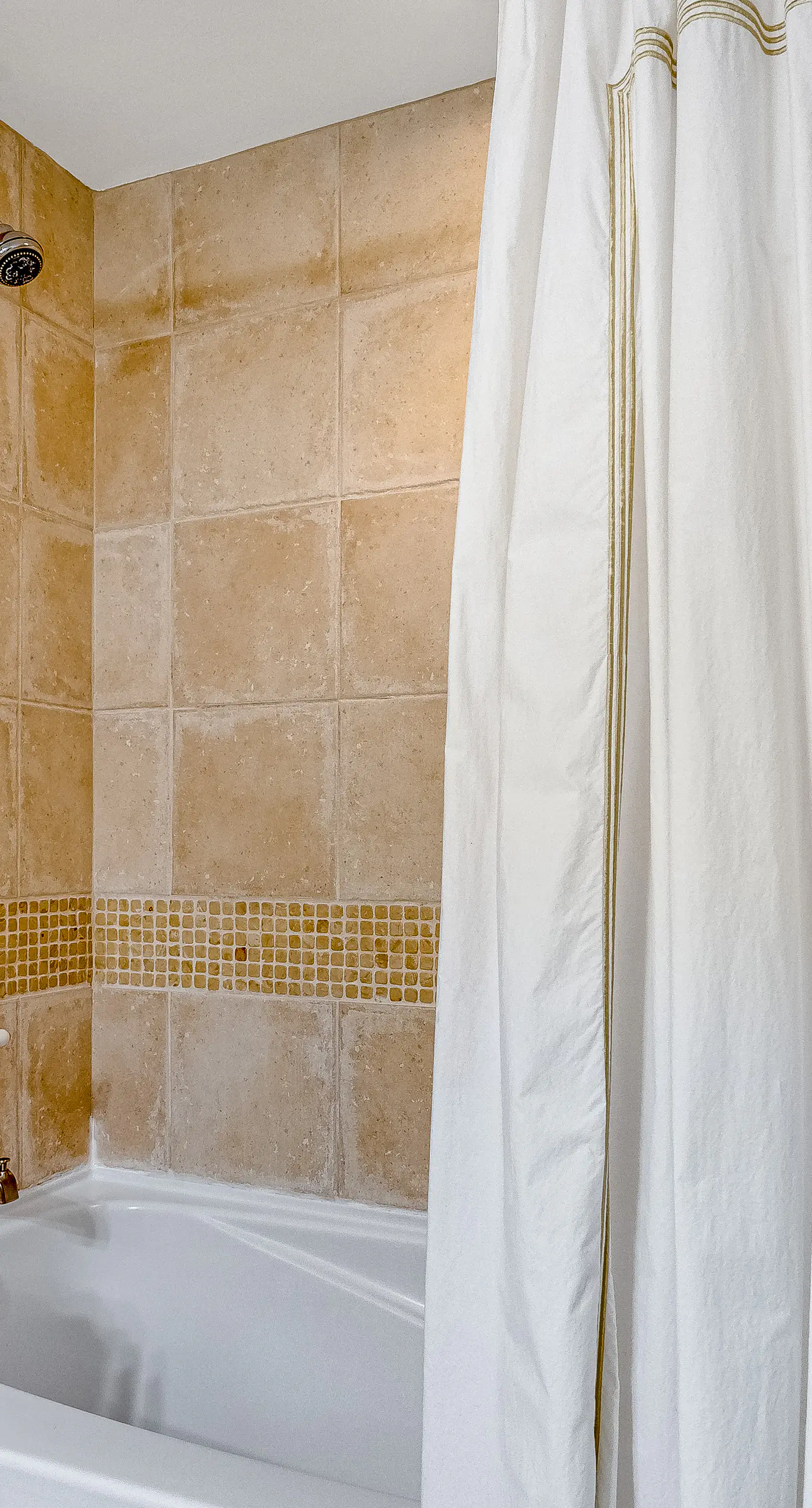 Vibrant seventh-floor condo with pool, hot tub, sauna, private W/D & fast WiFi